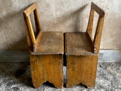 Pareja de taburetes amarillos de respaldo recto