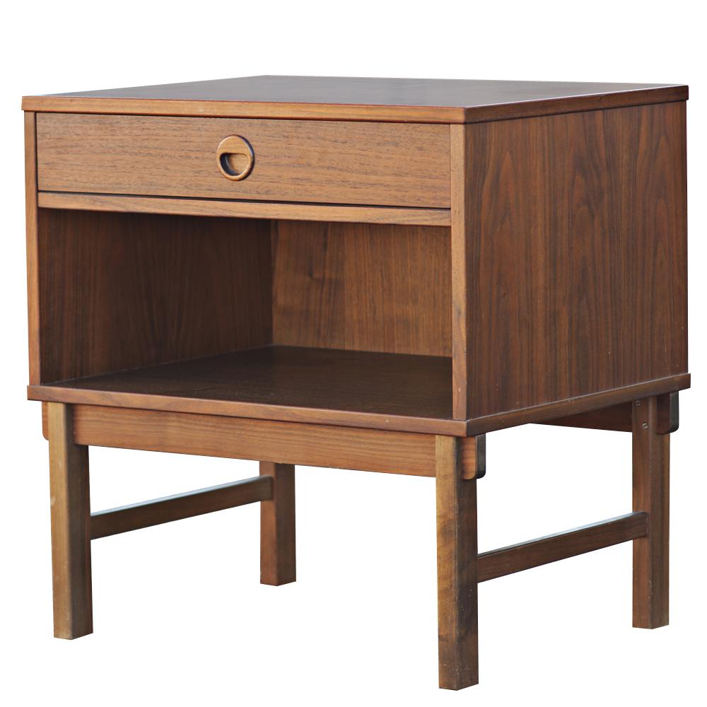 DUX

Pair of Yngve Ekström DUX Mid-Century Modern Nightstands 
1960s


Teak end tables made by DUX.

One drawer in each.




Measures: 24.25