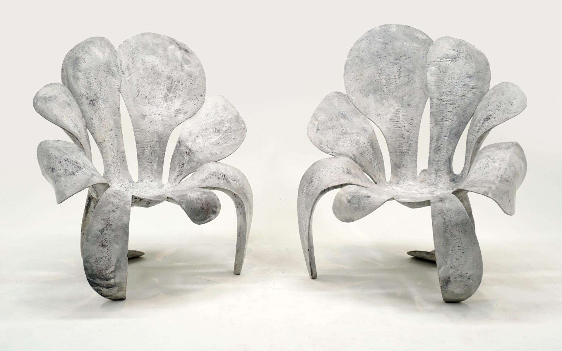 Superbe paire de fauteuils à haut dossier dans un style pétale de fleur dessiné par Yves Boucard.  Construction en composite polychrome très robuste et confortable.  Signé et daté en dessous de chaque exemplaire 
