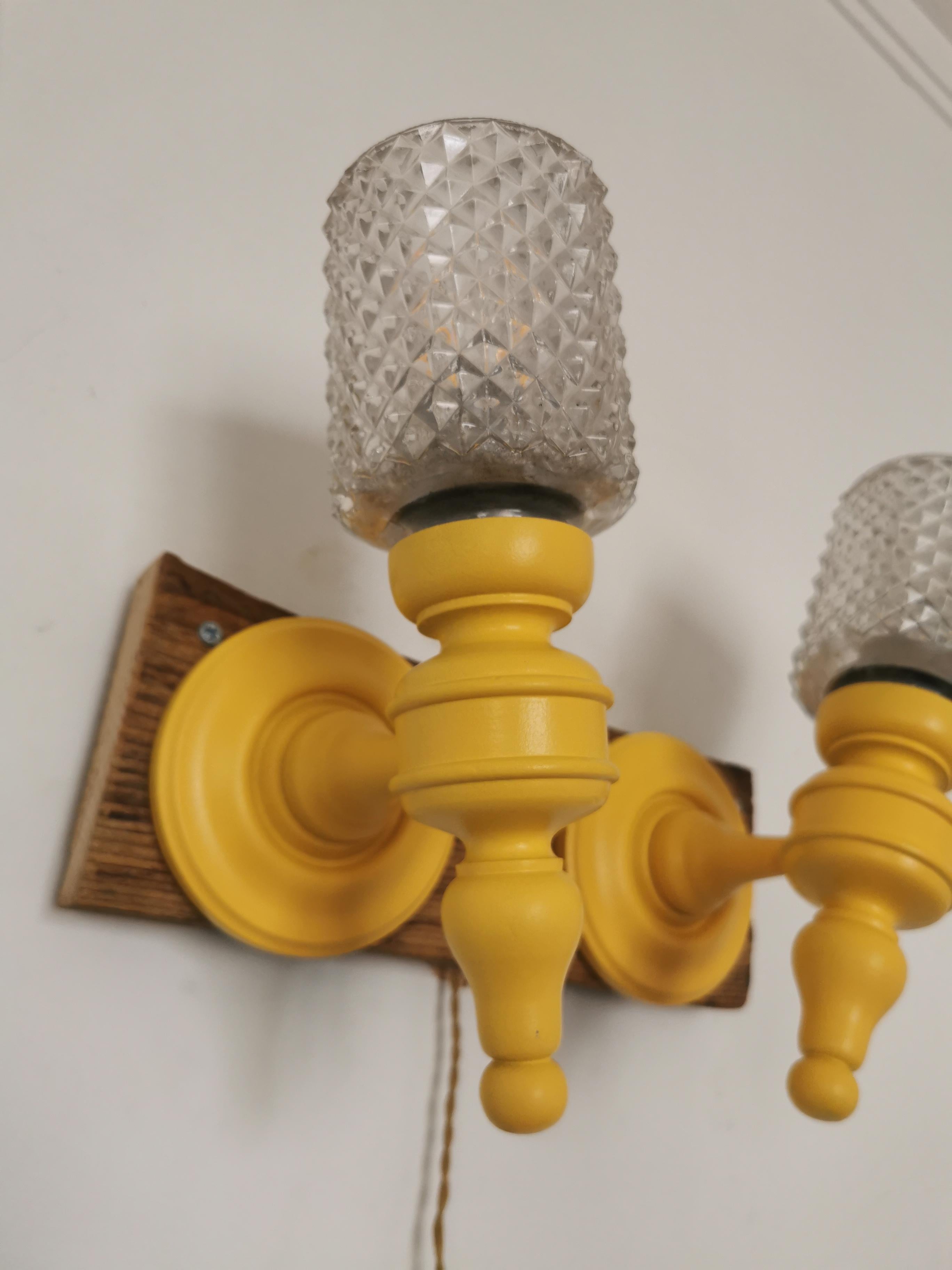 Paire d'appliques made in France
Type traditionnel
Revisité en version pop jaune 
Globes en verre taillé type art déco
Mix unique
Parfait état de fonctionnement
Aucun défaut