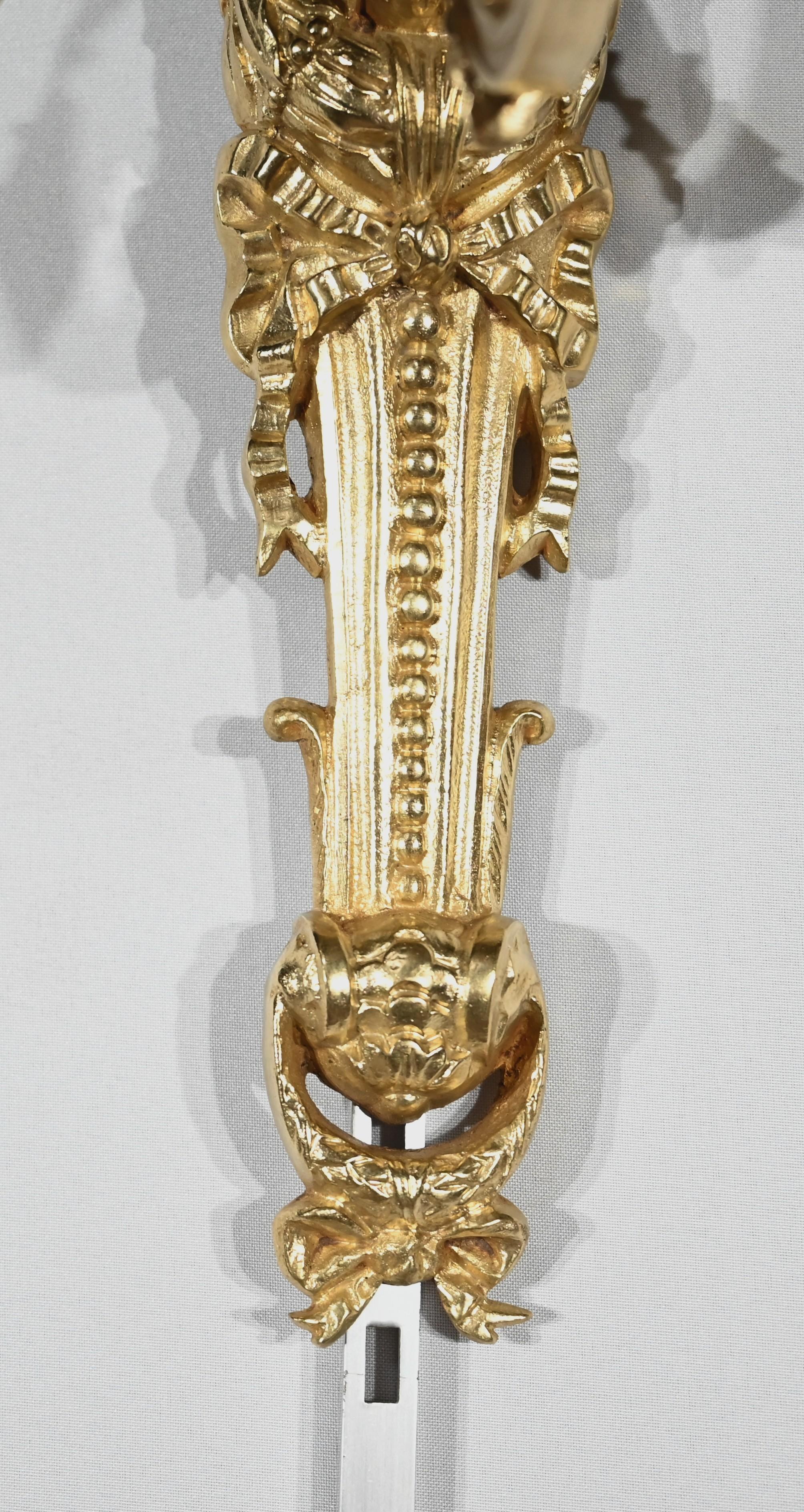 Paire d'appliques en bronze doré, style Louis XVI - milieu du 19e siècle en vente 2