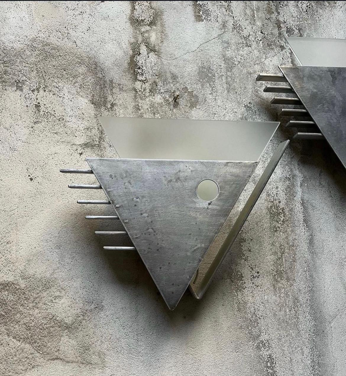 Rare paire d'appliques modernistes en métal soudé laqué et dalles de verre dépolies. 

Magnifique design moderniste des années 1940. 

Très bel état, quelques égratignures en accord avec l'utilisation et micro éclat sur le verre invisible
