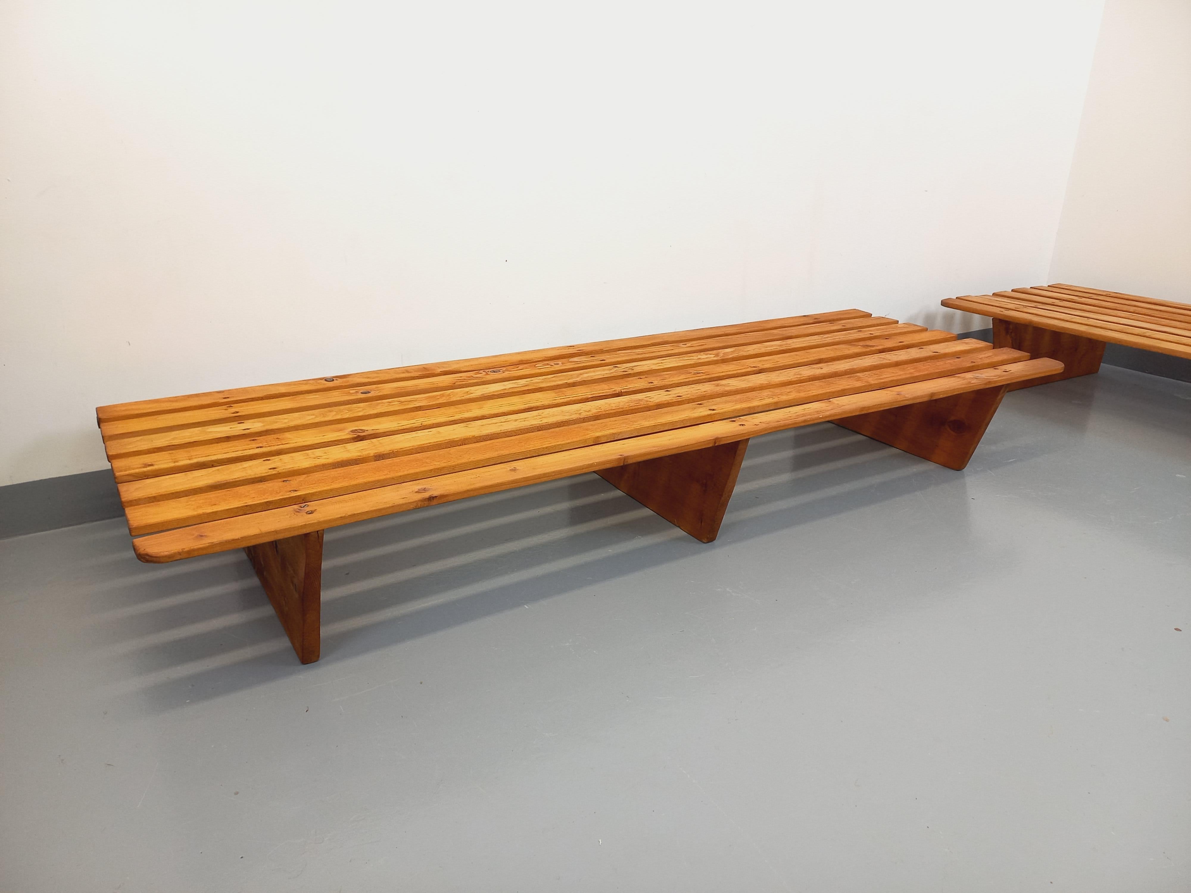 Coppia di banquette stile Tokyo di Charlotte Perriand vintage in spillo e tessuto in vendita 4