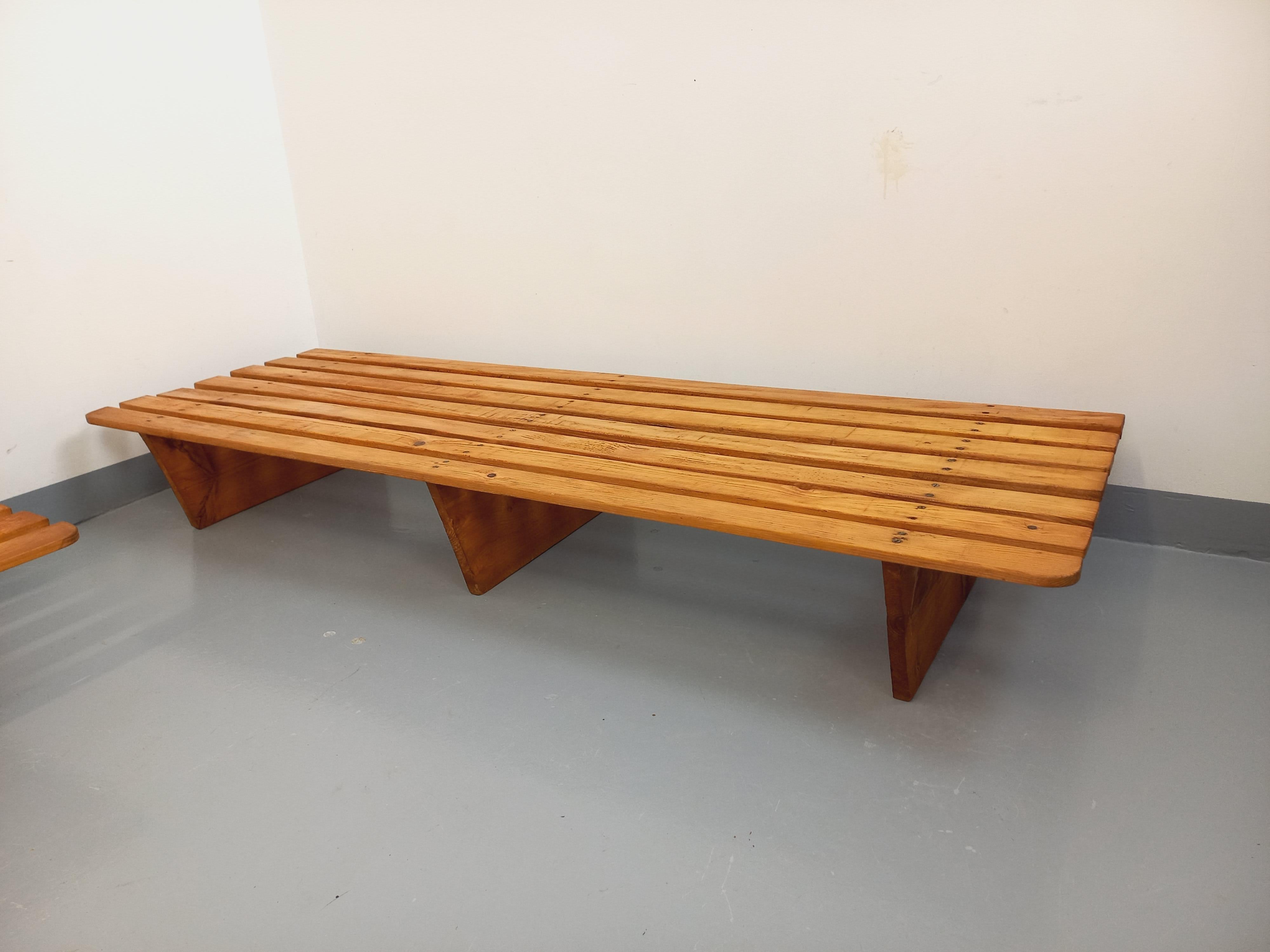 Coppia di banquette stile Tokyo di Charlotte Perriand vintage in spillo e tessuto in vendita 5