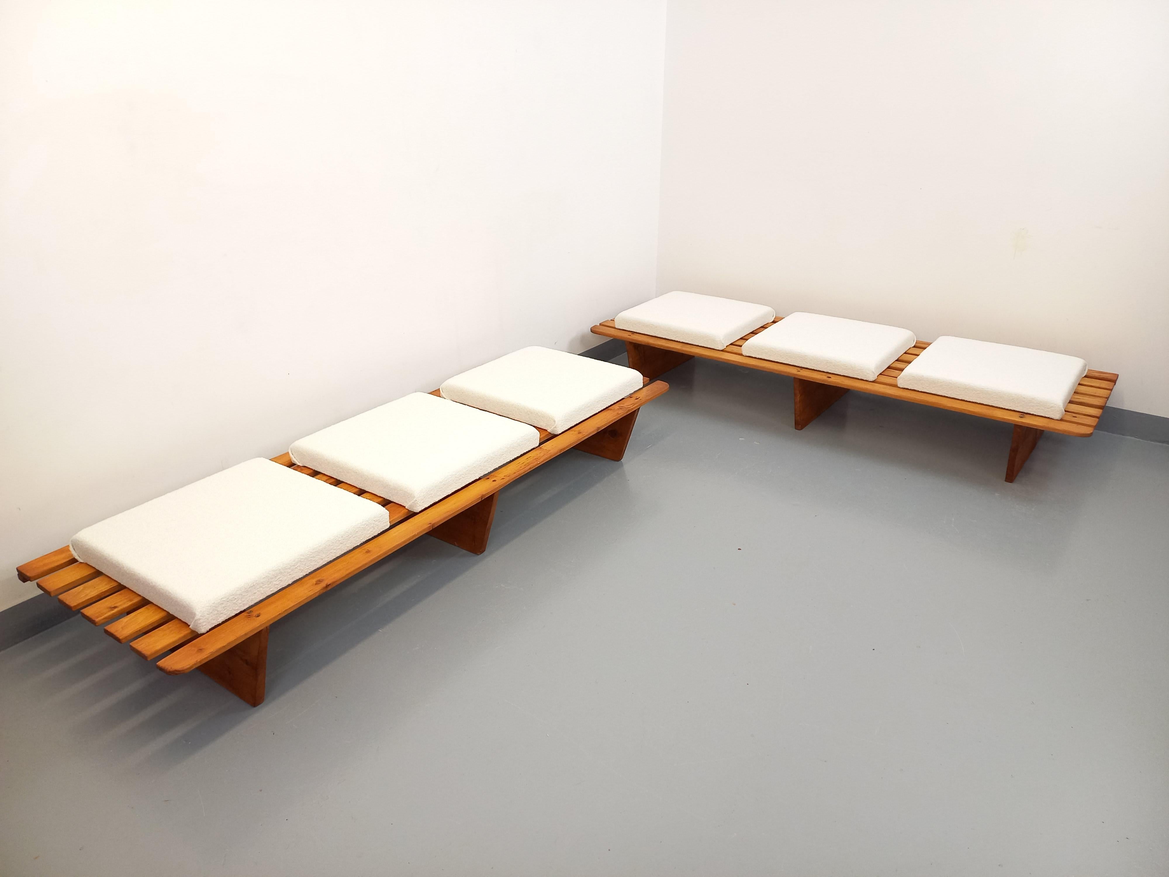 Coppia di banquette stile Tokyo di Charlotte Perriand vintage in spillo e tessuto in vendita 10