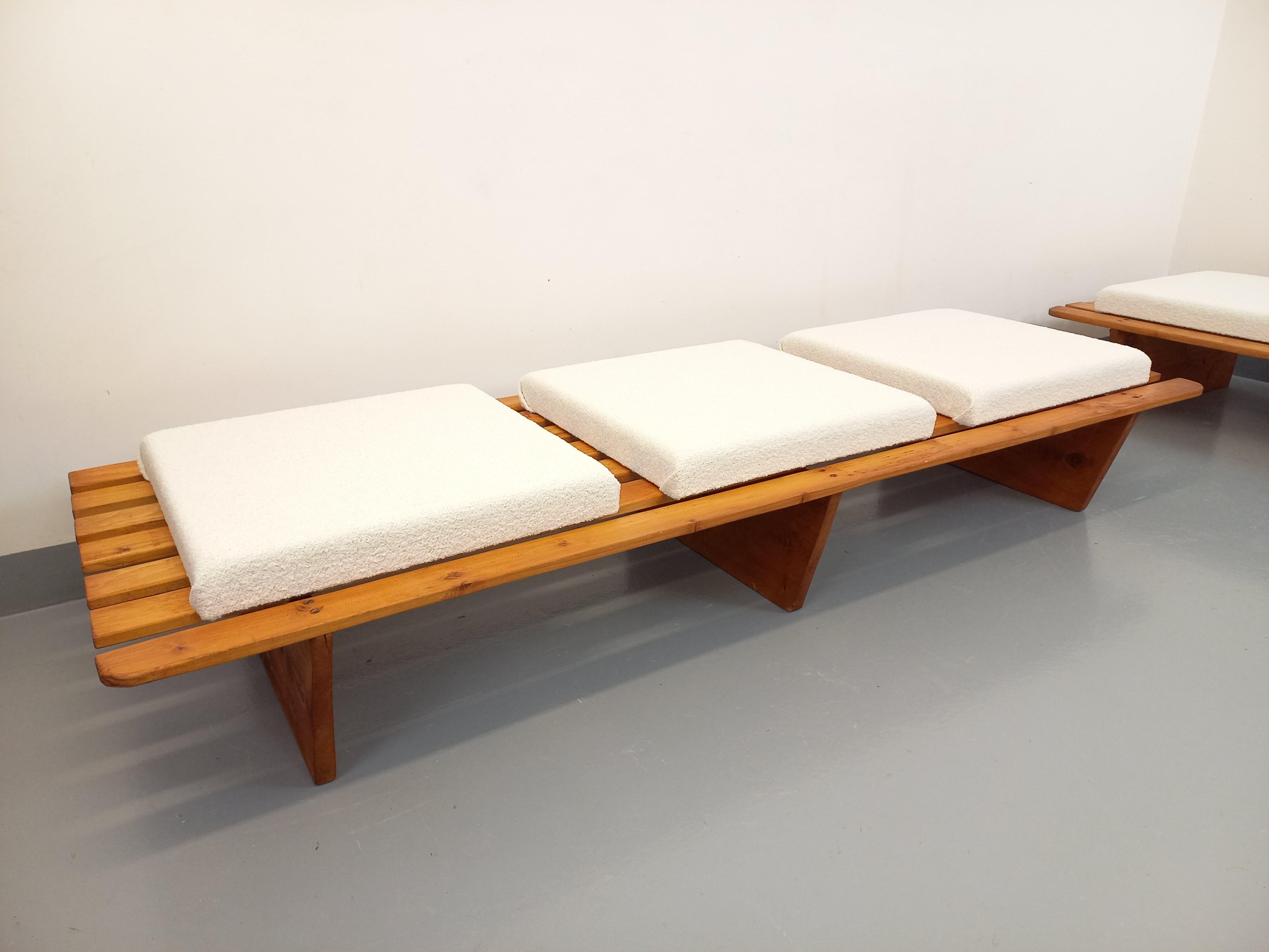 Coppia di banquette stile Tokyo di Charlotte Perriand vintage in spillo e tessuto in vendita 11
