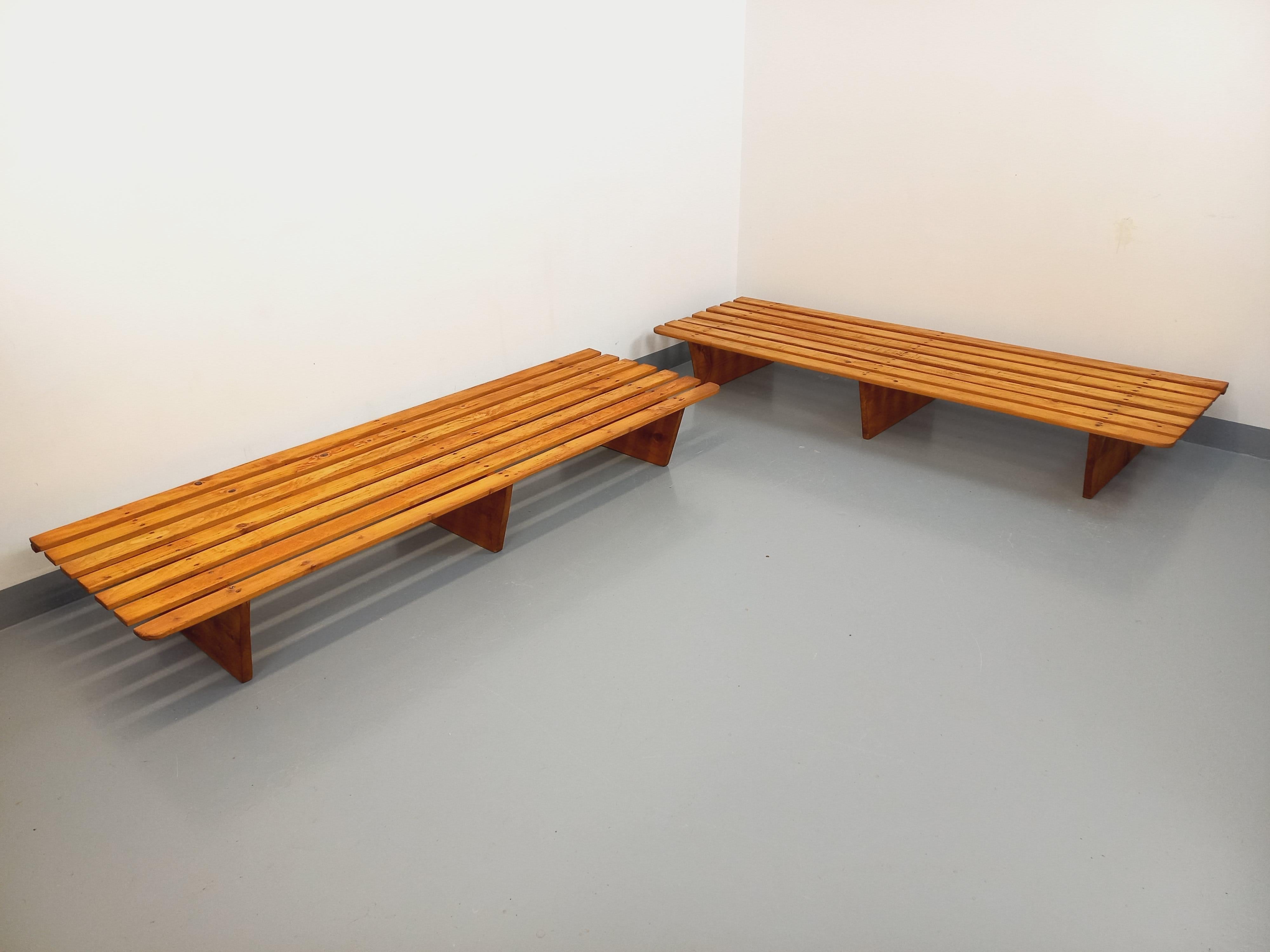 Suite di 2 banquettes vintage degli anni 60 70, en pin et à lattes, 6 coussins amovibles totalment rénovées en très joli tissu bouclette blanc et mousse neuve, superbe design dans le style des banquettes Tokyo de Charlotte Perriand, très bon état