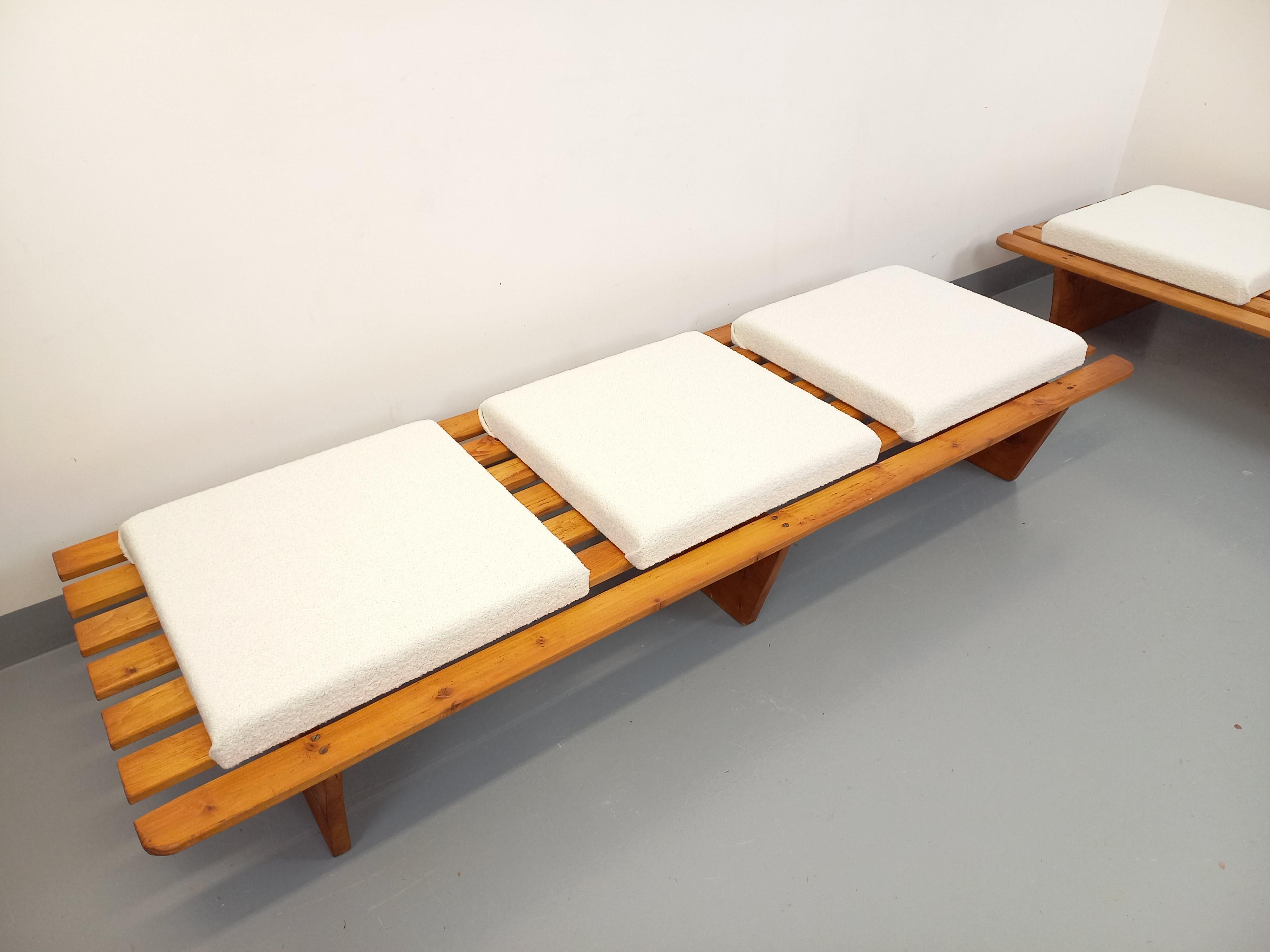 Francese Coppia di banquette stile Tokyo di Charlotte Perriand vintage in spillo e tessuto in vendita