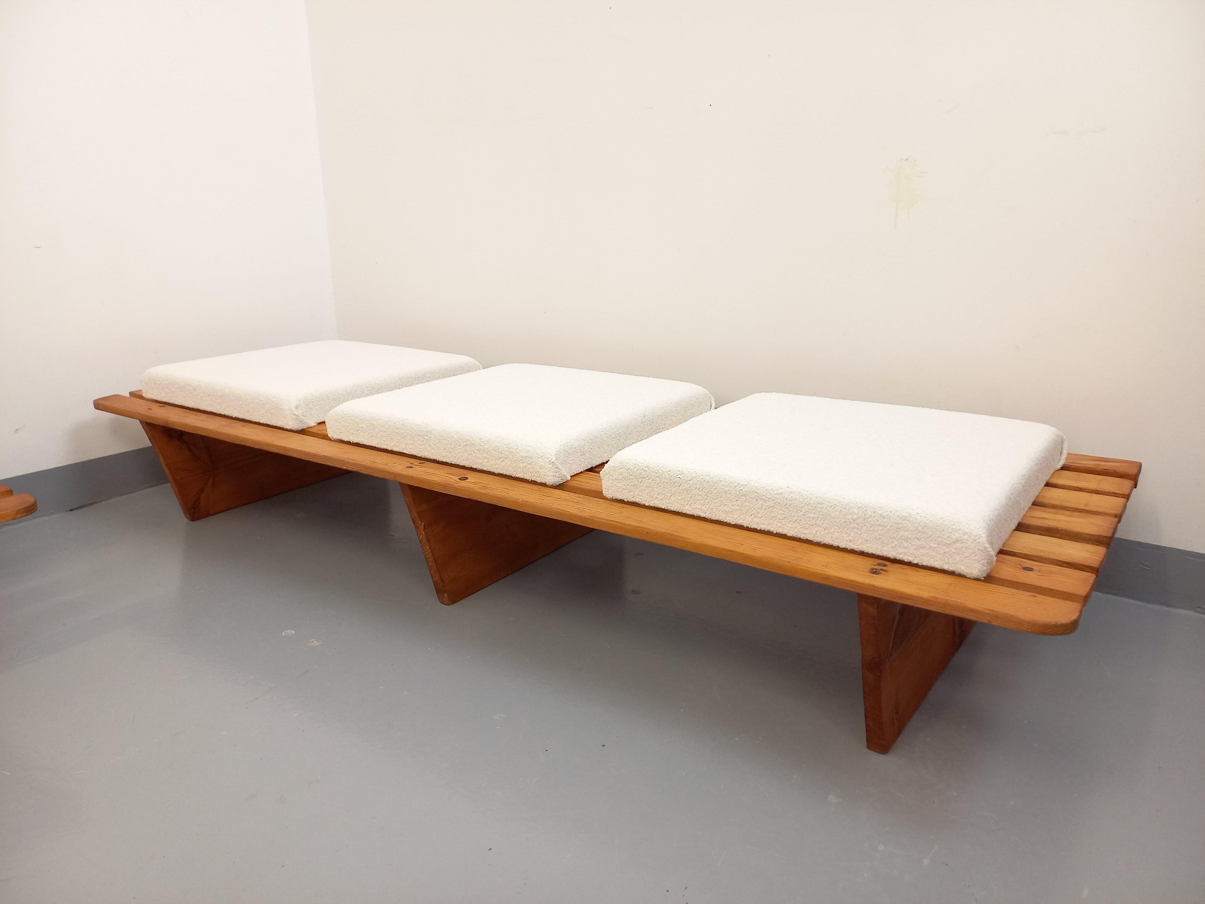 Metà XX secolo Coppia di banquette stile Tokyo di Charlotte Perriand vintage in spillo e tessuto in vendita