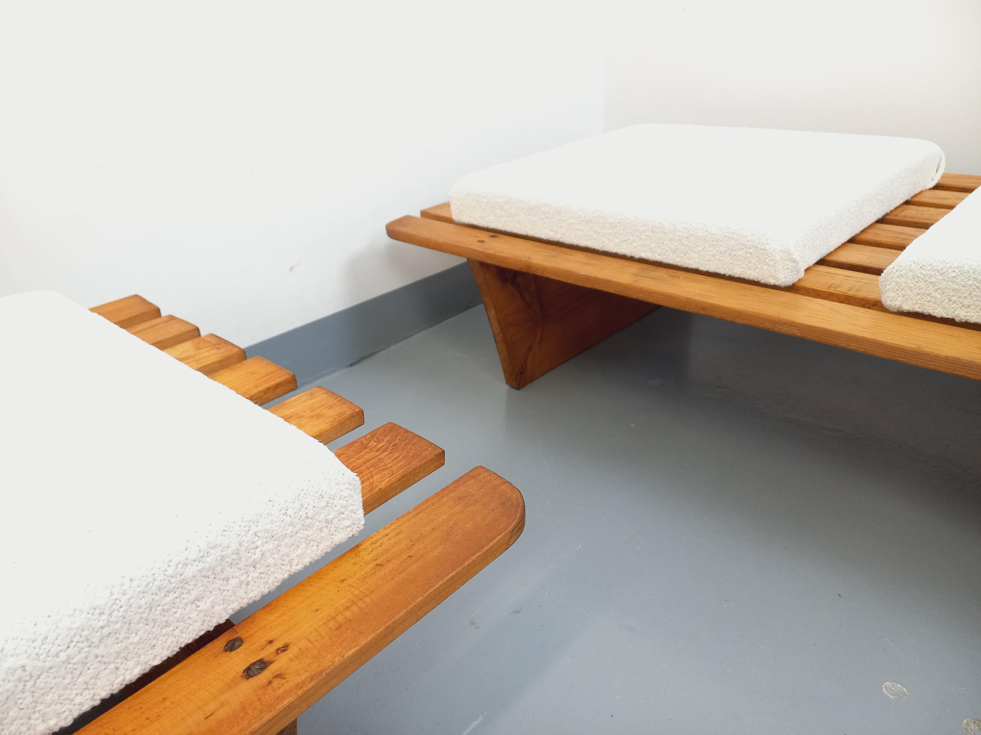 Coppia di banquette stile Tokyo di Charlotte Perriand vintage in spillo e tessuto in vendita 1