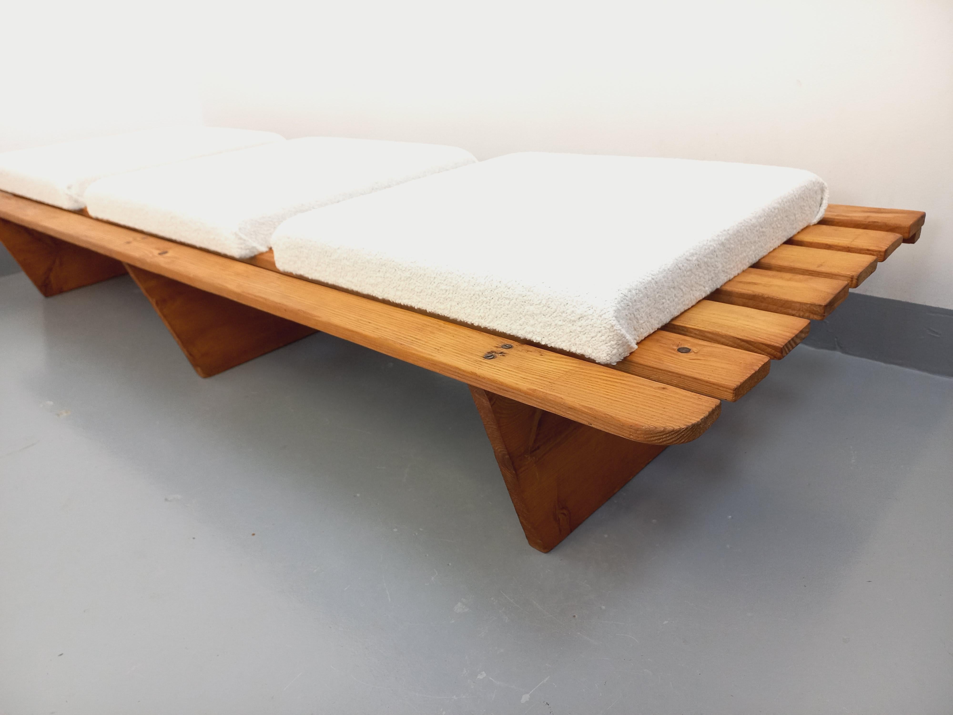 Coppia di banquette stile Tokyo di Charlotte Perriand vintage in spillo e tessuto in vendita 2