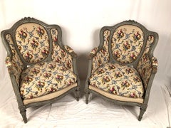 Paire de bergères à oreilles de style Louis XVI en bois laqué gris. Fin XIXe
