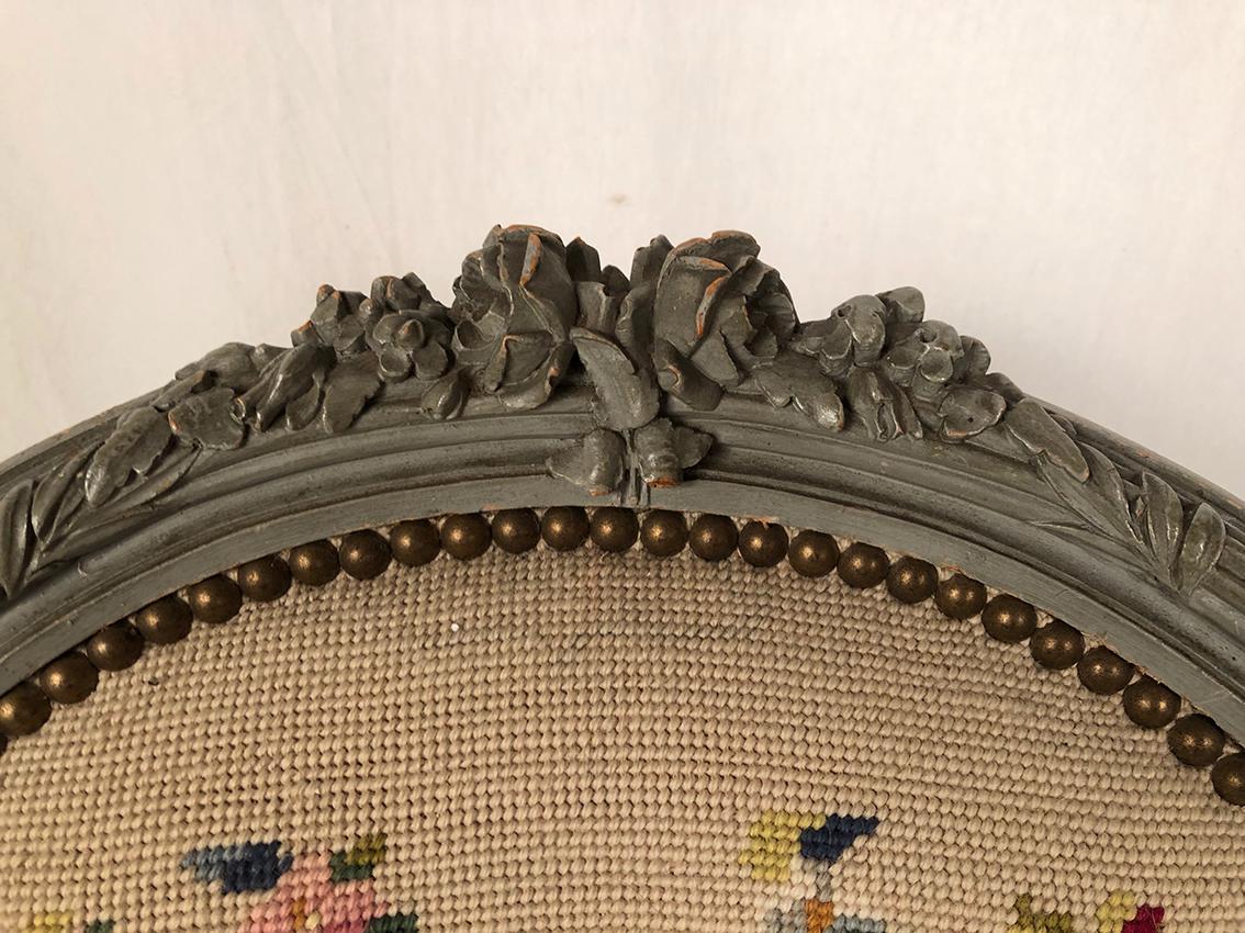 Lacquered Paire de bergères à oreilles de style Louis XVI en bois laqué gris. Fin XIXe For Sale