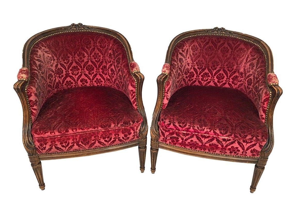 Paire de bergères époque Transition, garnies de velours bordeaux
Hêtre mouluré, sculpté et teinté
Une assise légèrement affaissée et couture du tissu à reprendre.
Usure de la garniture aux manchettes d’accotoirs
Manque la toile de propreté sous