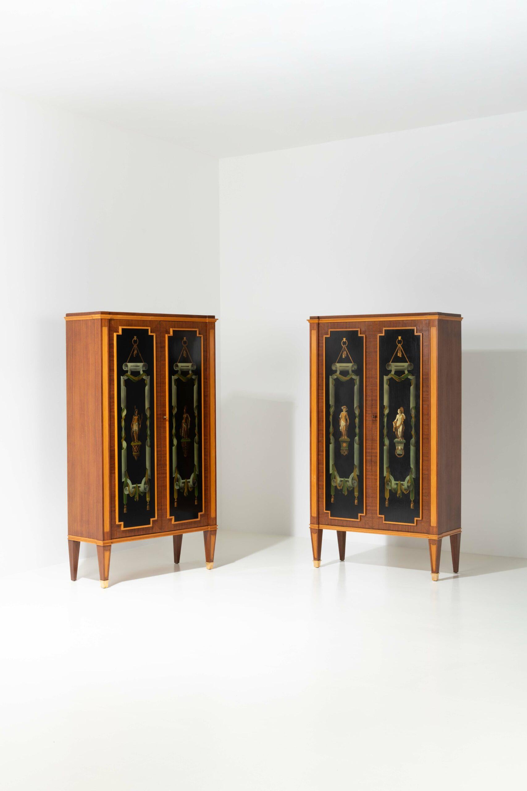 Questa elegante coppia di armadi di Henri Lancel, risalente al 1940 circa, mette in mostra la raffinata maestria artigianale e l'ispirazione neoclassica caratteristica del design francese Art Déco.

I mobili sono realizzati in mogano con intarsi in