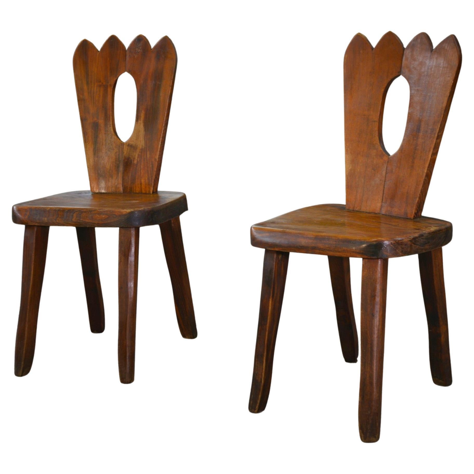 Coppia di sedie brutaliste in legno massiccio di Aranjou anni
60