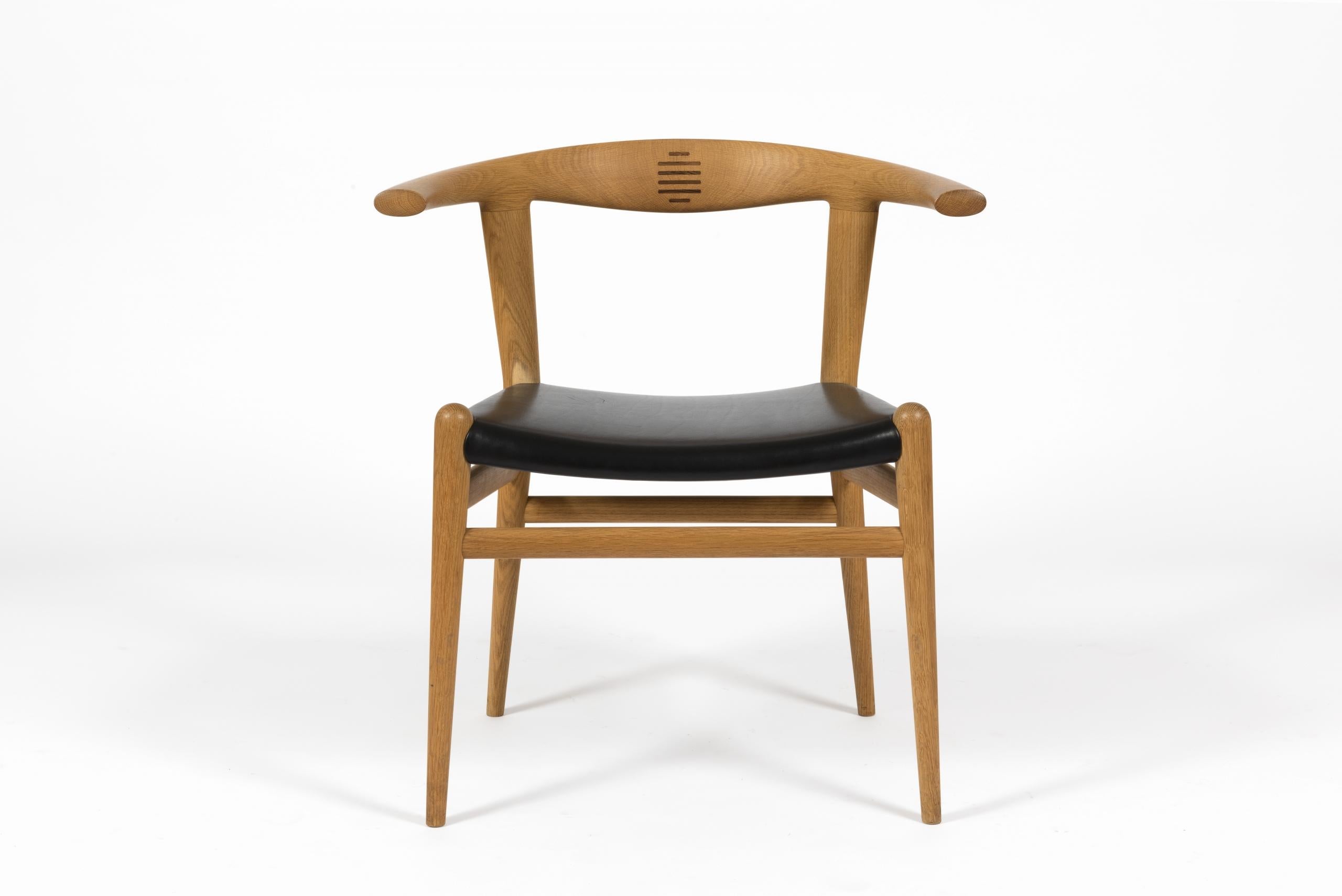 Paire de chaises 'Bull Chair', modèle PP-518 de Hans J. Wegner pour PP Møbler, 1961.

Structure en chêne massif avec incrustation sur le dossier en palissandre et siège recouvert de cuir noir.