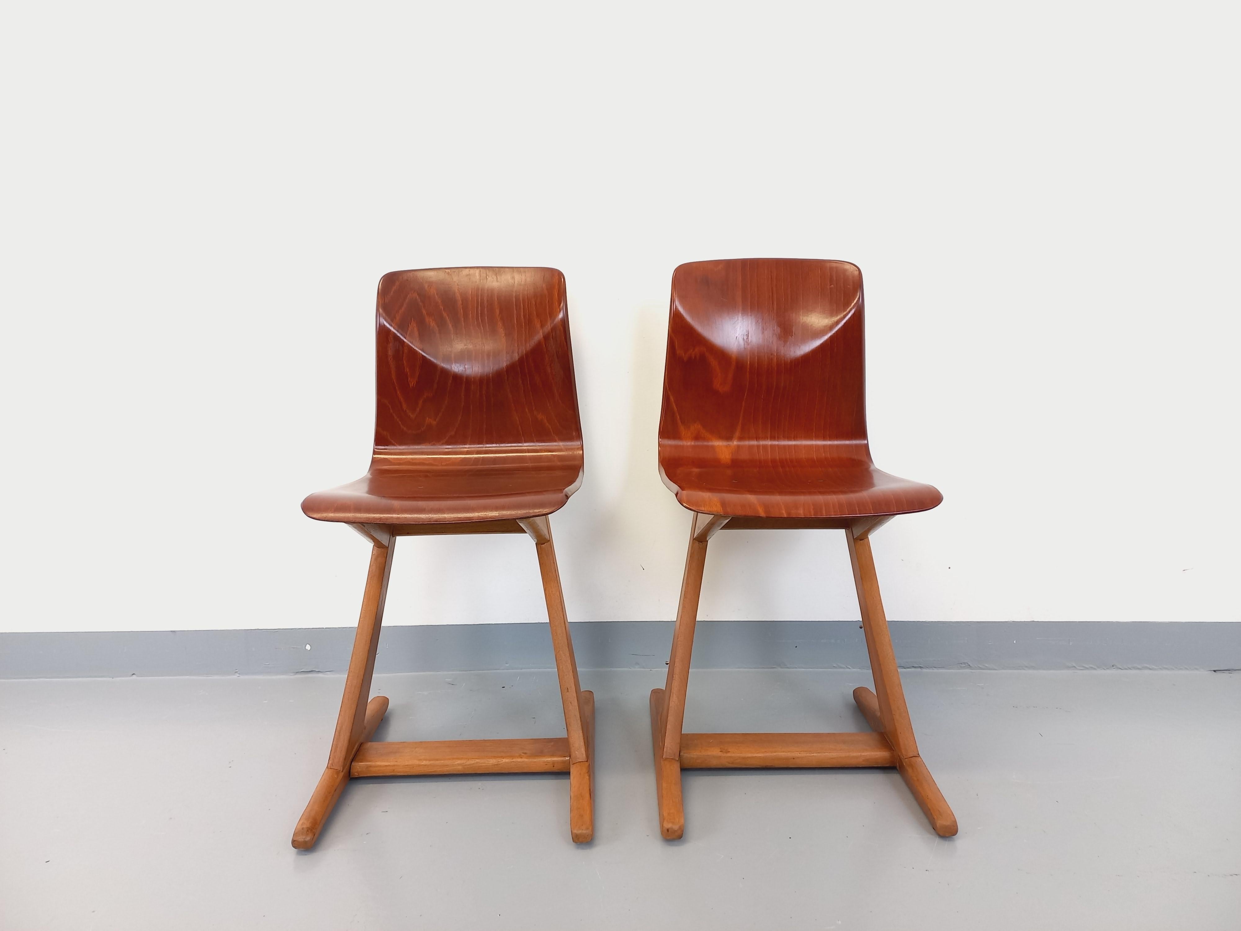 Coppia di chaises design vintage ASS Schulmöbel Pagholz Thur-Op-Seat en bois cour 3