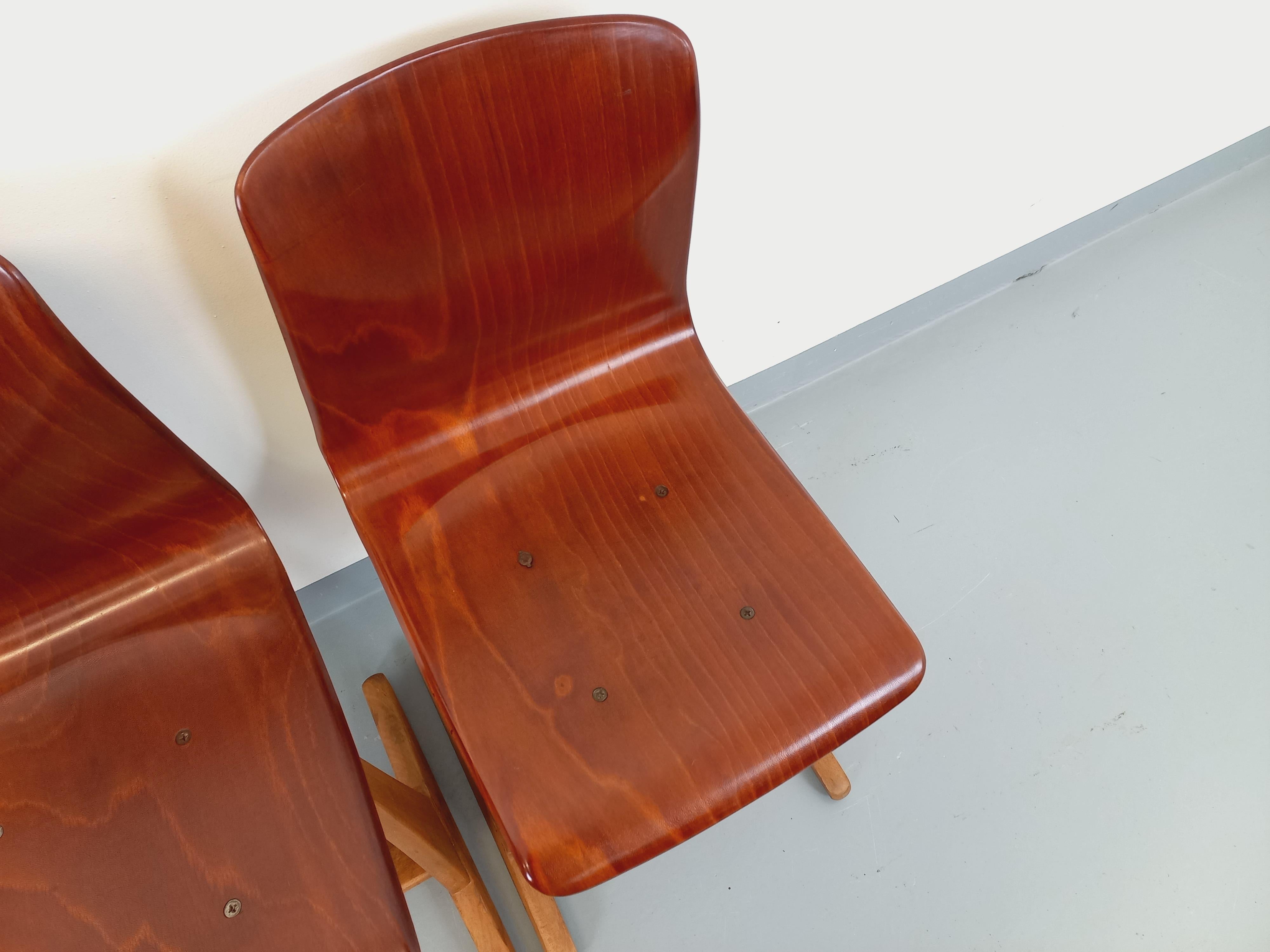 Coppia di chaises design vintage ASS Schulmöbel Pagholz Thur-Op-Seat en bois cour 5