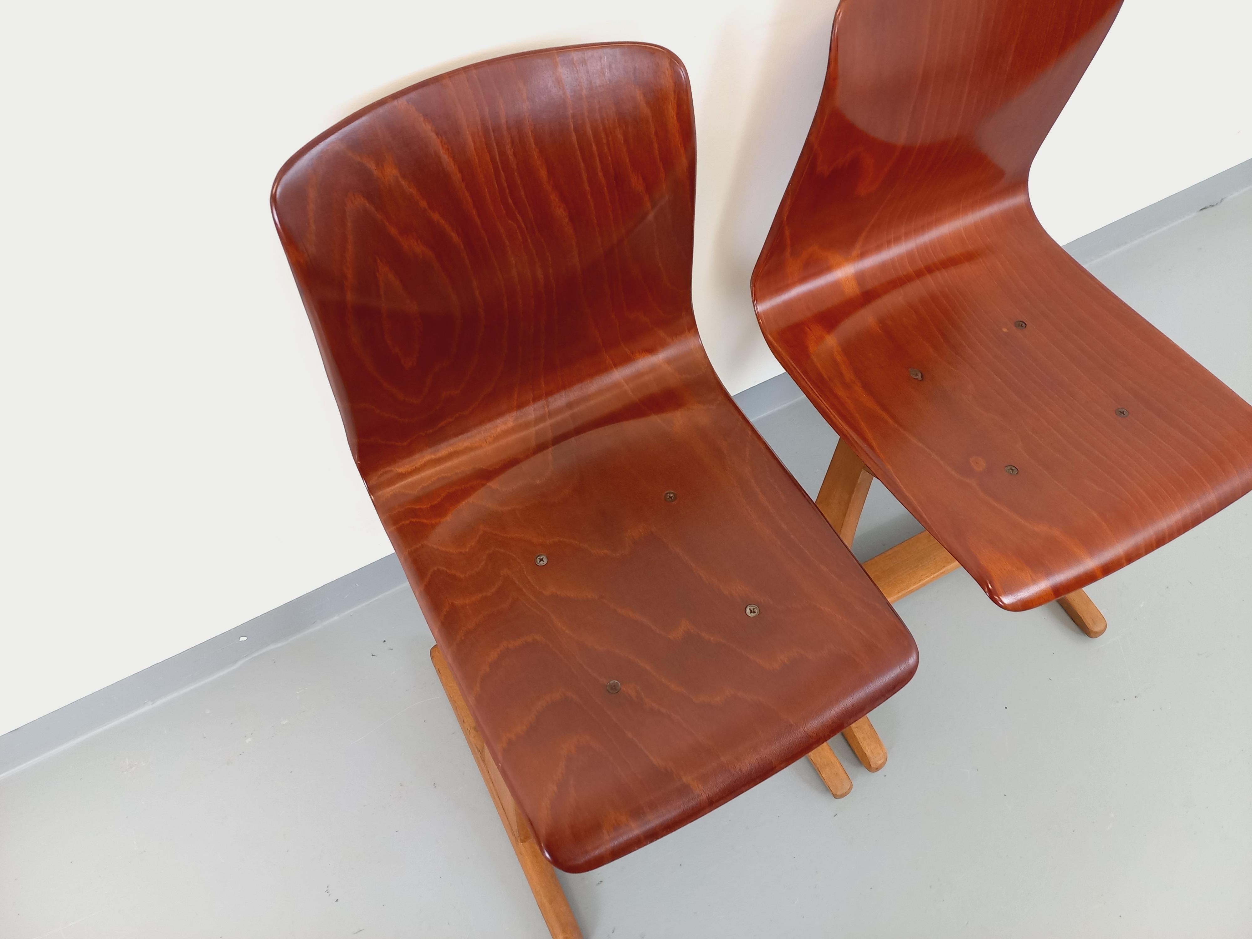 Coppia di chaises design vintage ASS Schulmöbel Pagholz Thur-Op-Seat en bois cour 6