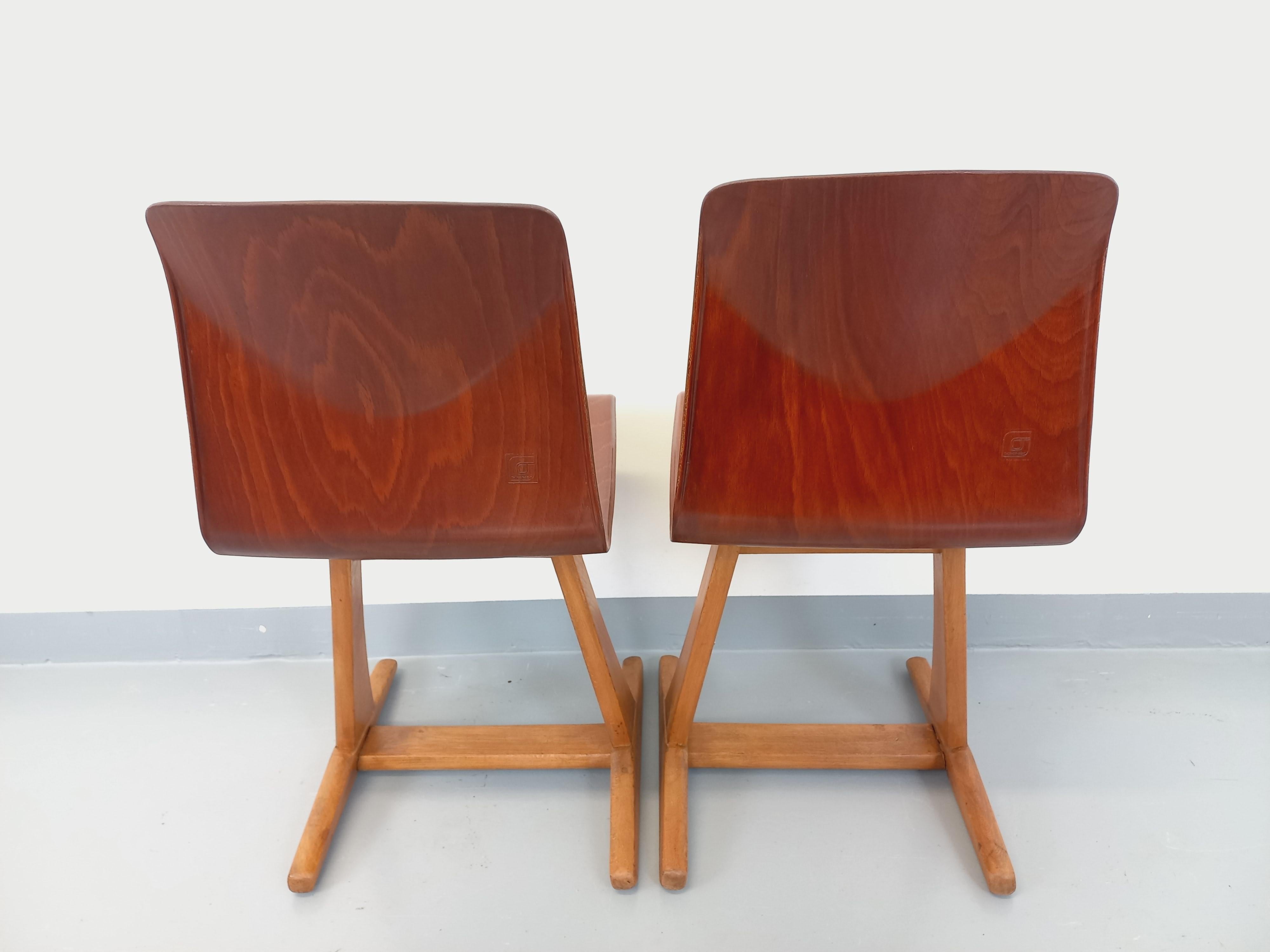 Coppia di chaises design vintage ASS Schulmöbel Pagholz Thur-Op-Seat en bois cour 7