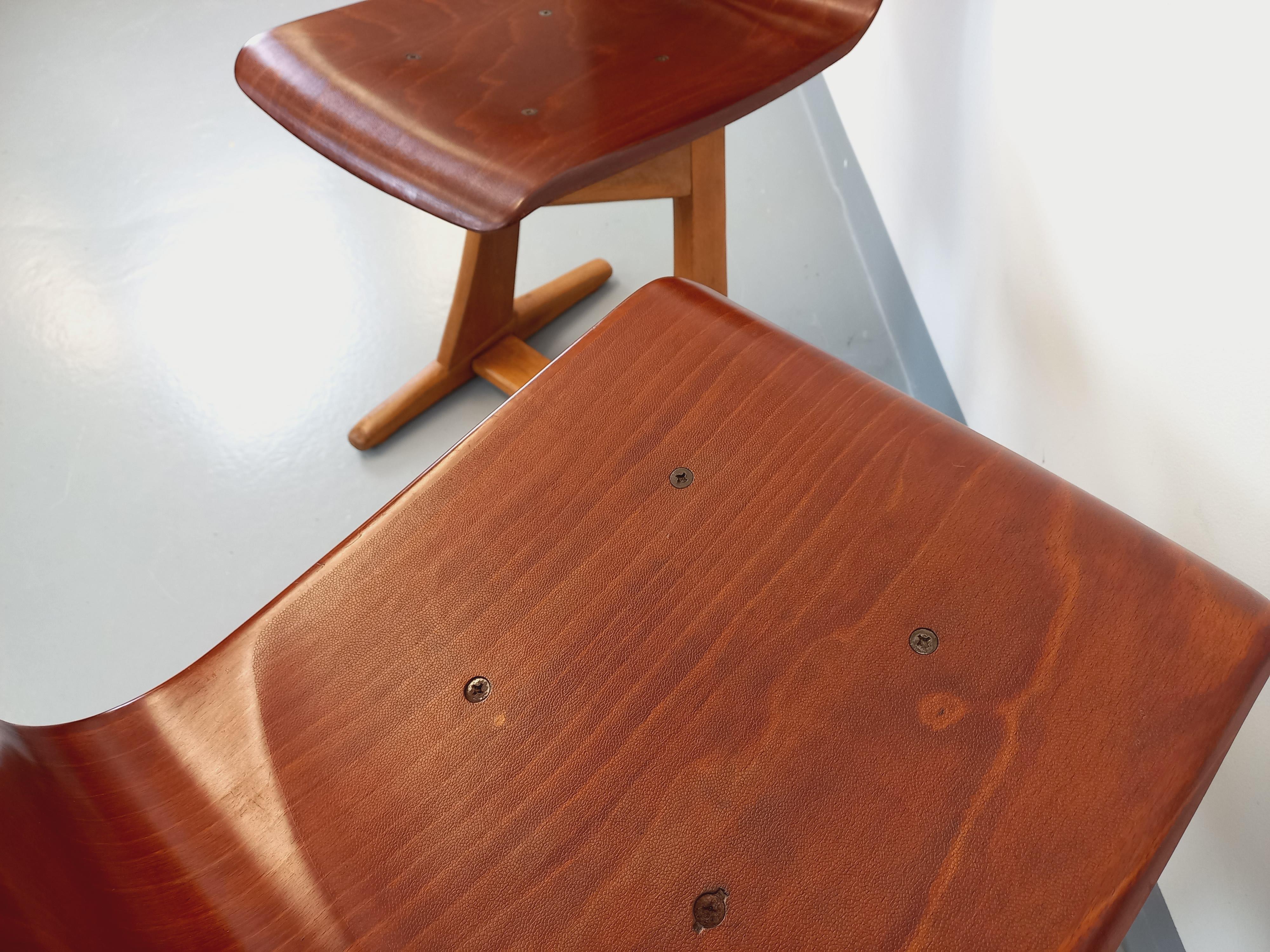 Coppia di chaises design vintage ASS Schulmöbel Pagholz Thur-Op-Seat en bois cour 9