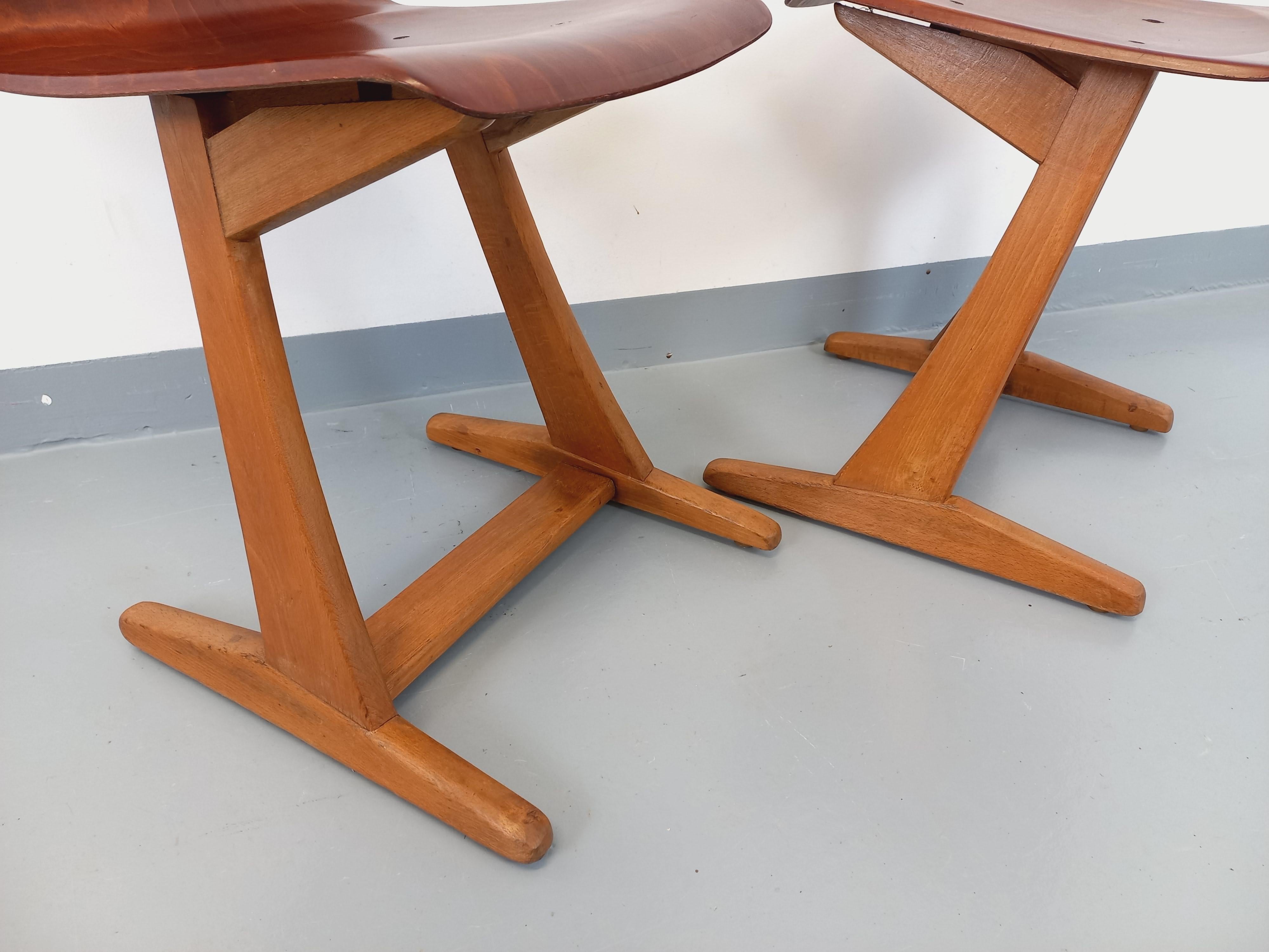 Mid-Century moderno Coppia di chaises design vintage ASS Schulmöbel Pagholz Thur-Op-Seat en bois cour