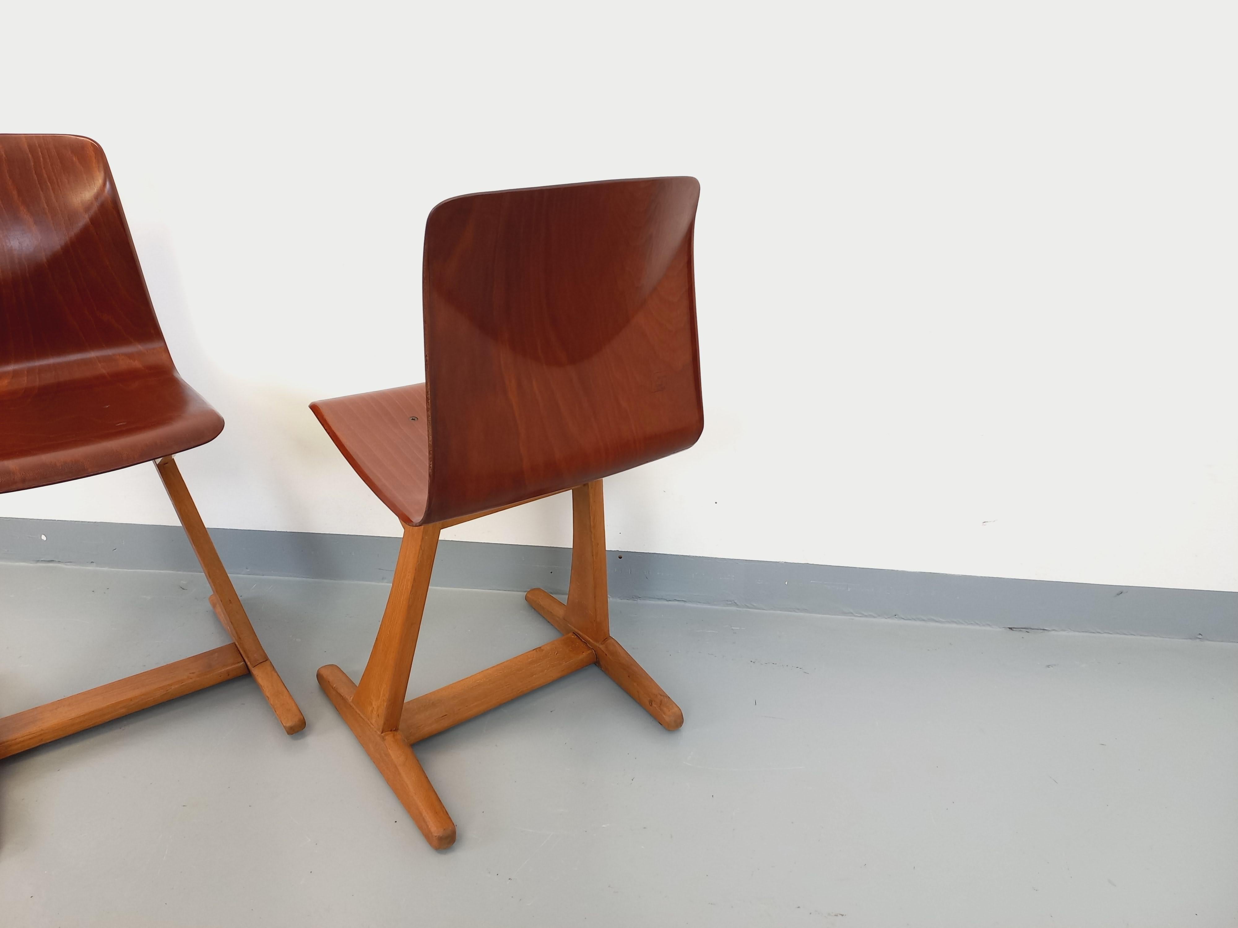 Tedesco Coppia di chaises design vintage ASS Schulmöbel Pagholz Thur-Op-Seat en bois cour