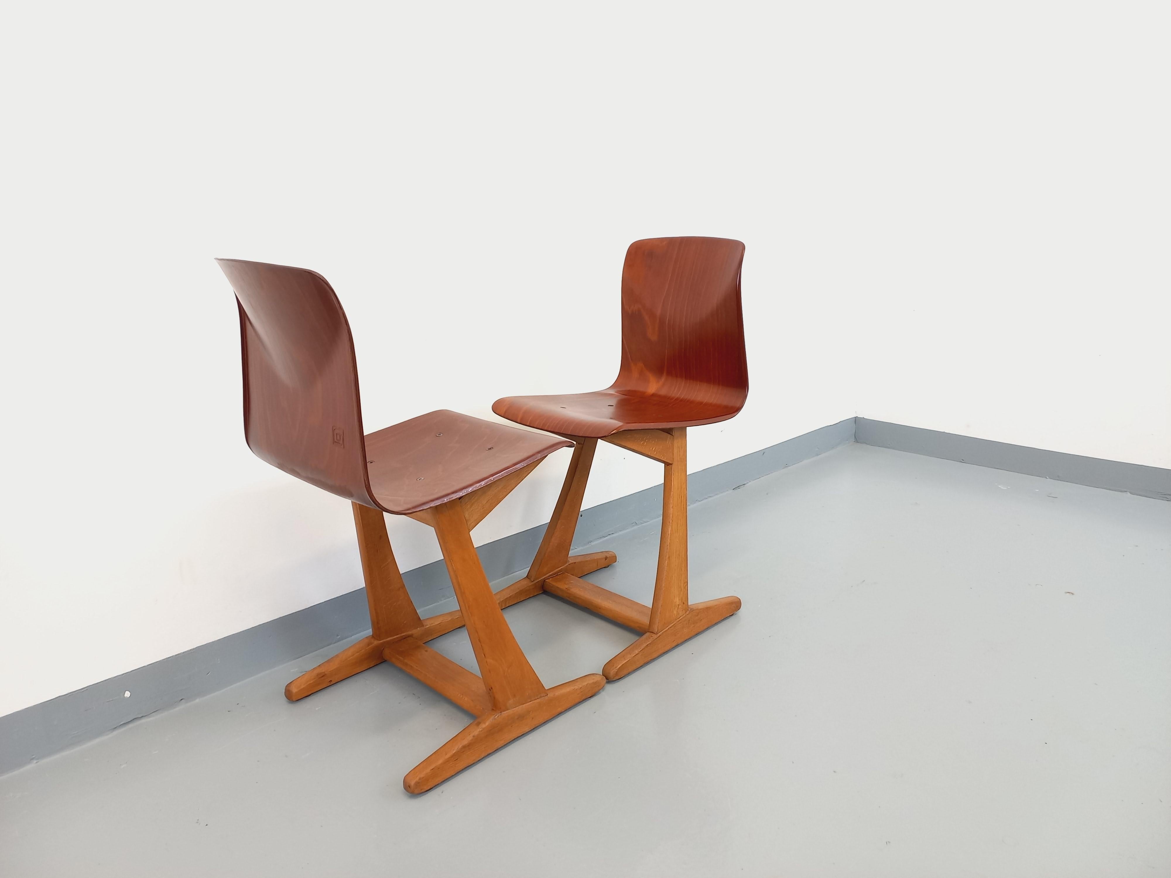 Coppia di chaises design vintage ASS Schulmöbel Pagholz Thur-Op-Seat en bois cour In condizioni buone a BESANÇON, FR