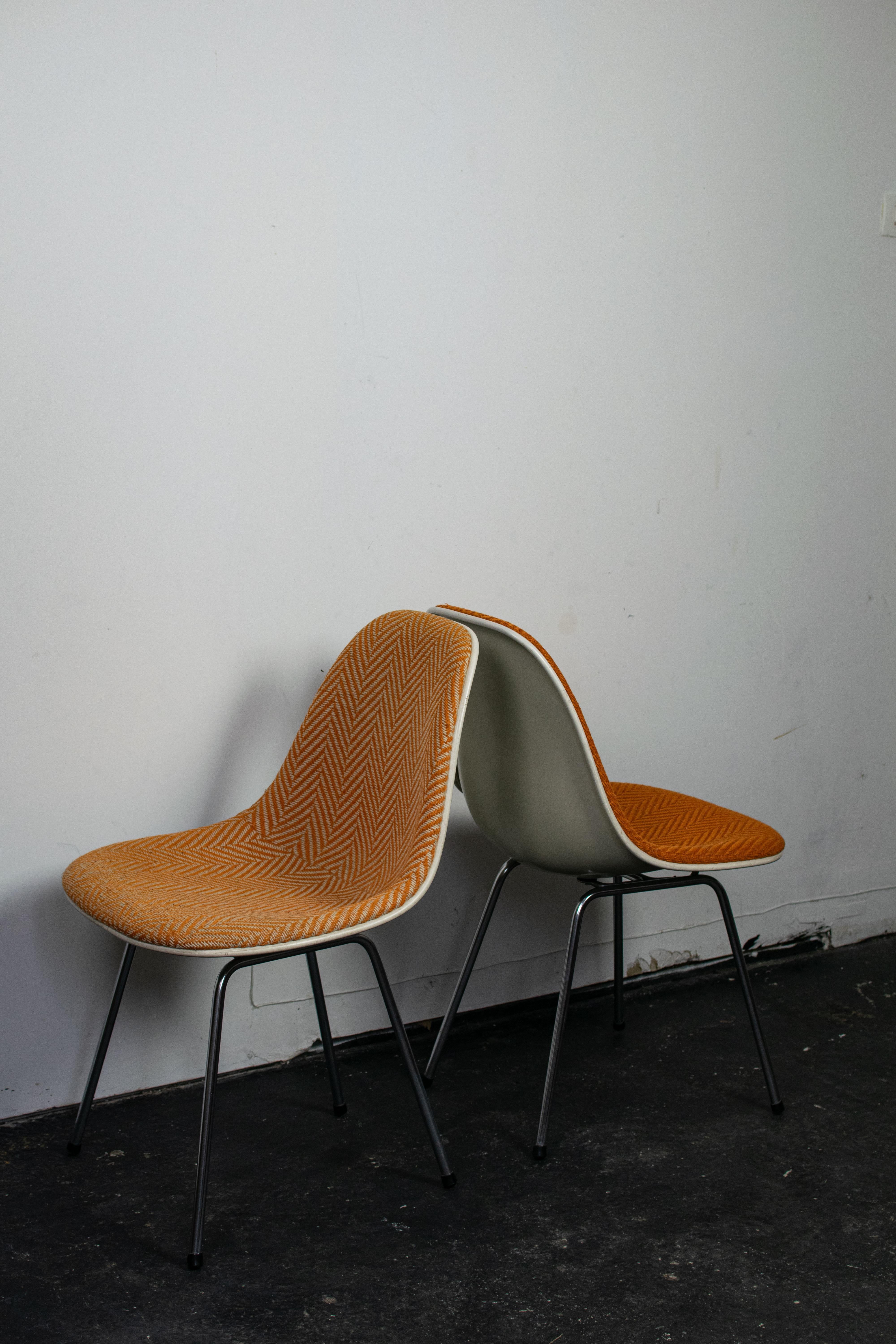 Raro modelo Silla lateral DSX de Charles and Ray Eames editada por Herman Miller en los años 1960 (1959 a 1972. Se presenta en una versión con un precioso revestimiento en chevron naranja y crudo de origen, ATENCIÓN: hay un pequeño trozo en el