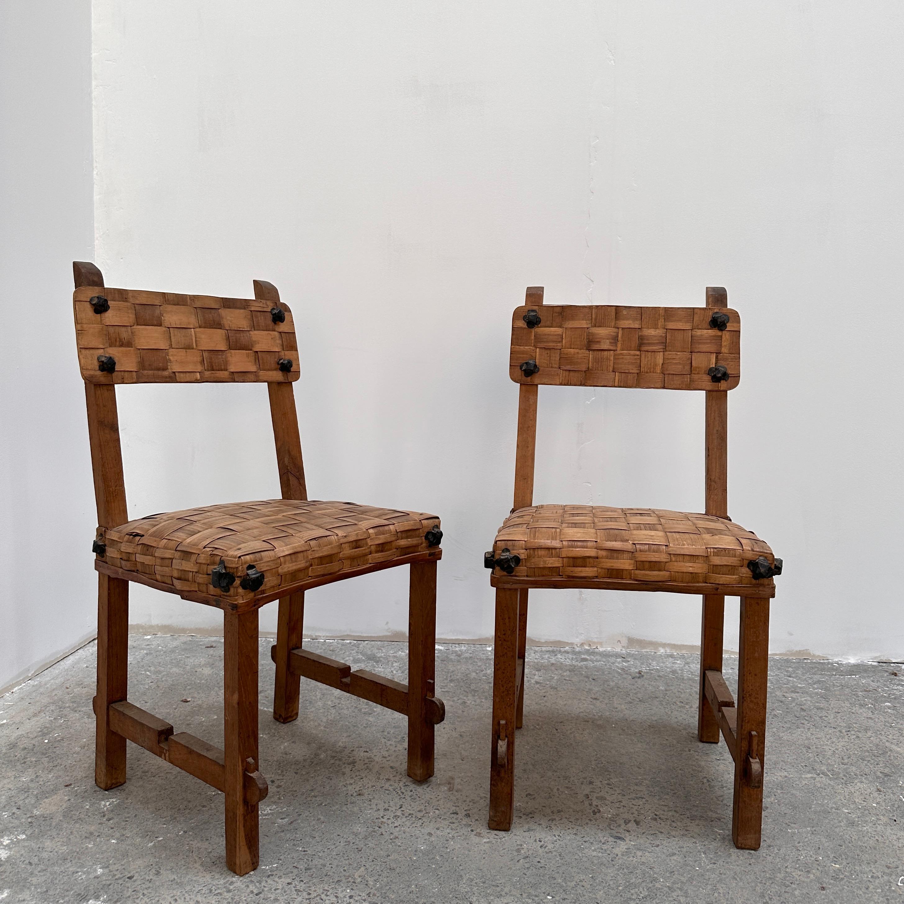 Paire de chaises en bois, circa 1930 7