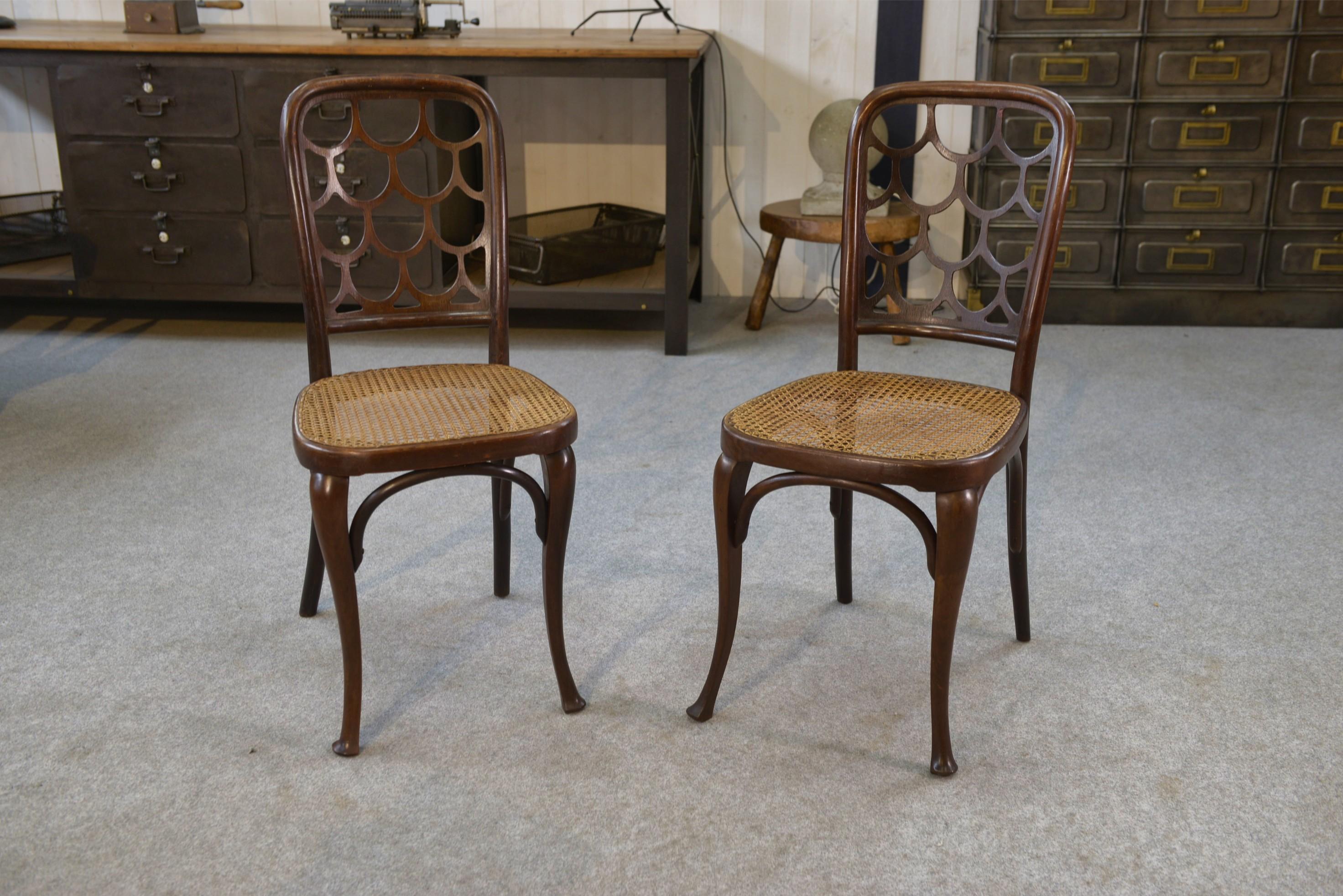 Austrian Paire de chaises en bois de h�être courbé Art nouveau attribué à Koloman Moser For Sale