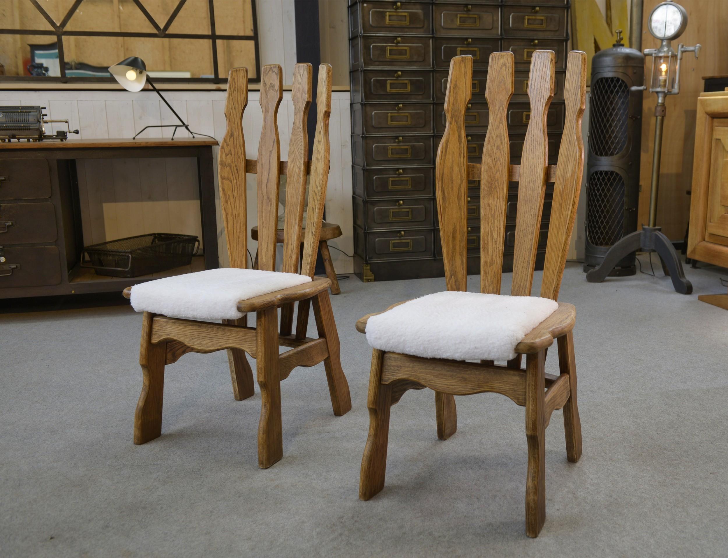 Metà XX secolo Coppia di chaises en chêne massif dans le goût de Guillerme et Chambron 1960's in vendita