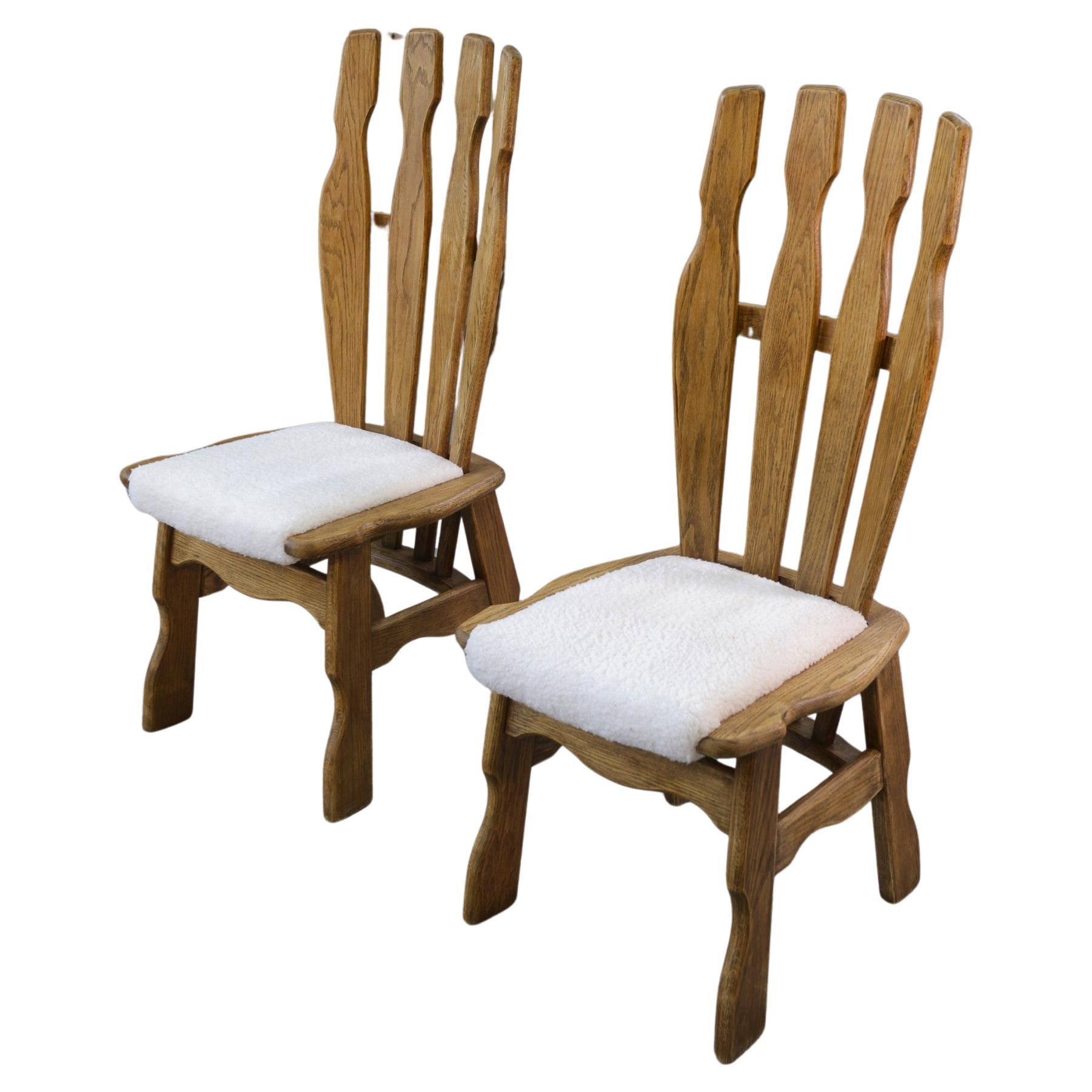 Coppia di chaises en chêne massif dans le goût de Guillerme et Chambron 1960's in vendita