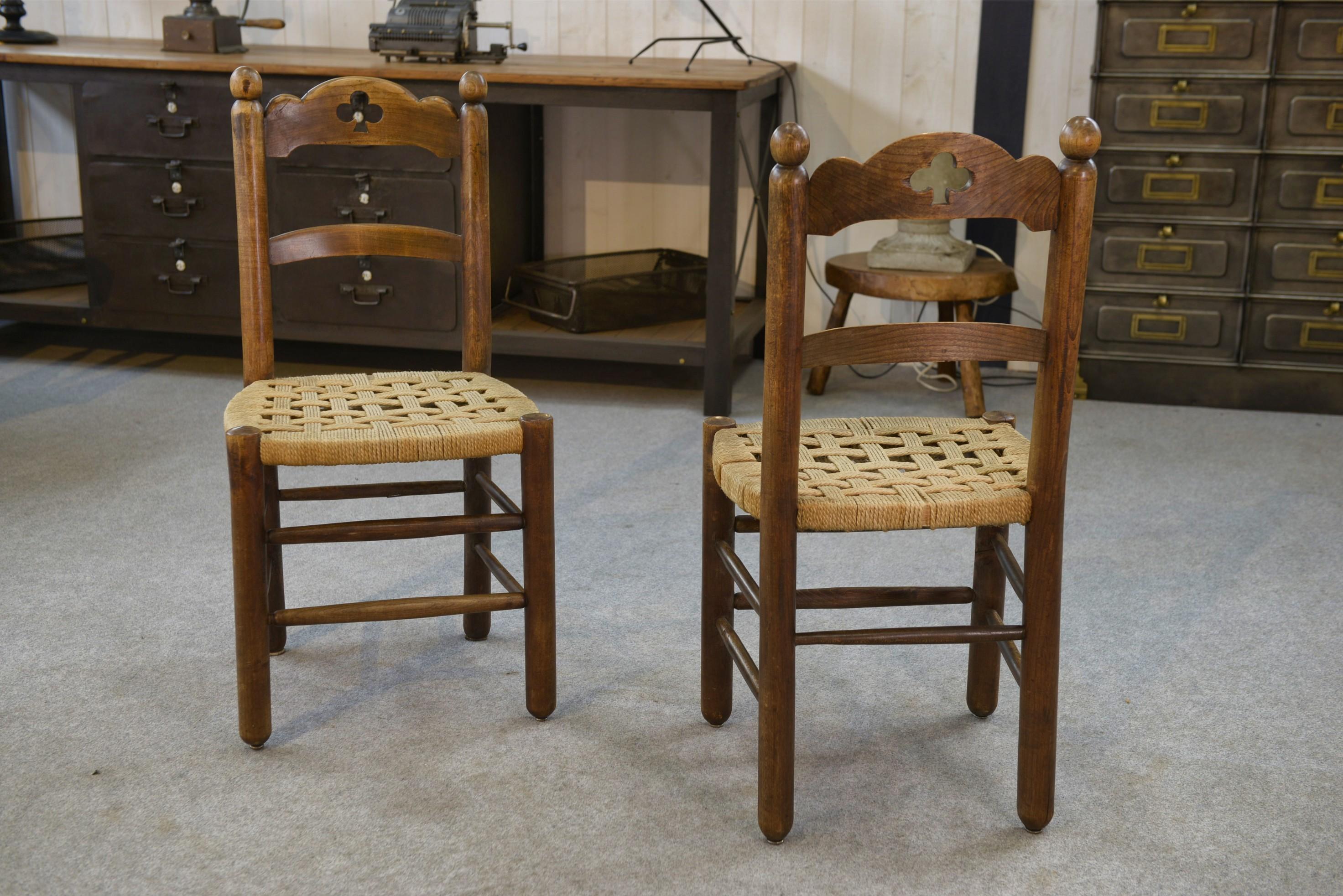 Par de chaises en hêtre et assises en cordage dans le goût de Charles Dudouyt Francés en venta