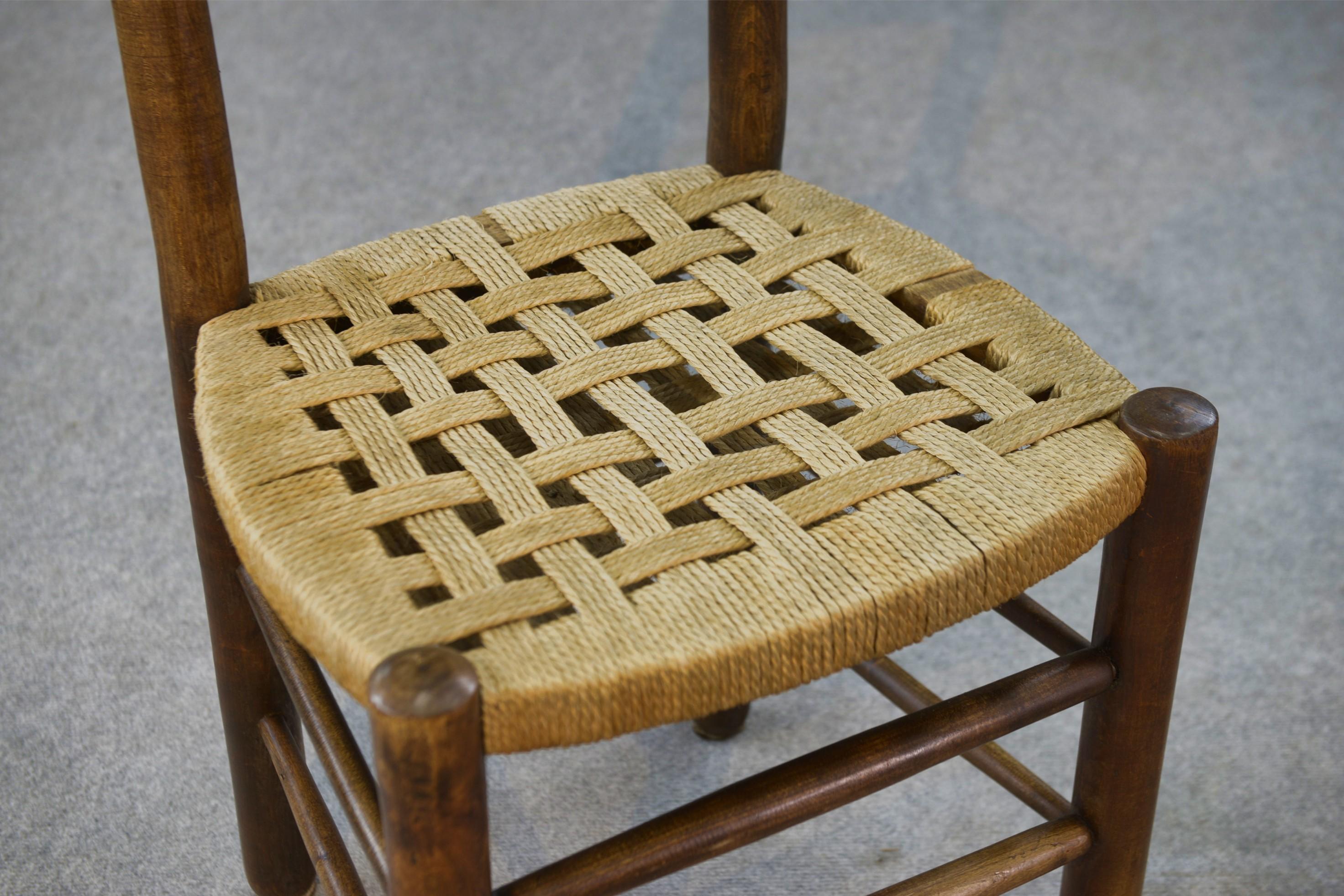 Par de chaises en hêtre et assises en cordage dans le goût de Charles Dudouyt mediados del siglo XX en venta