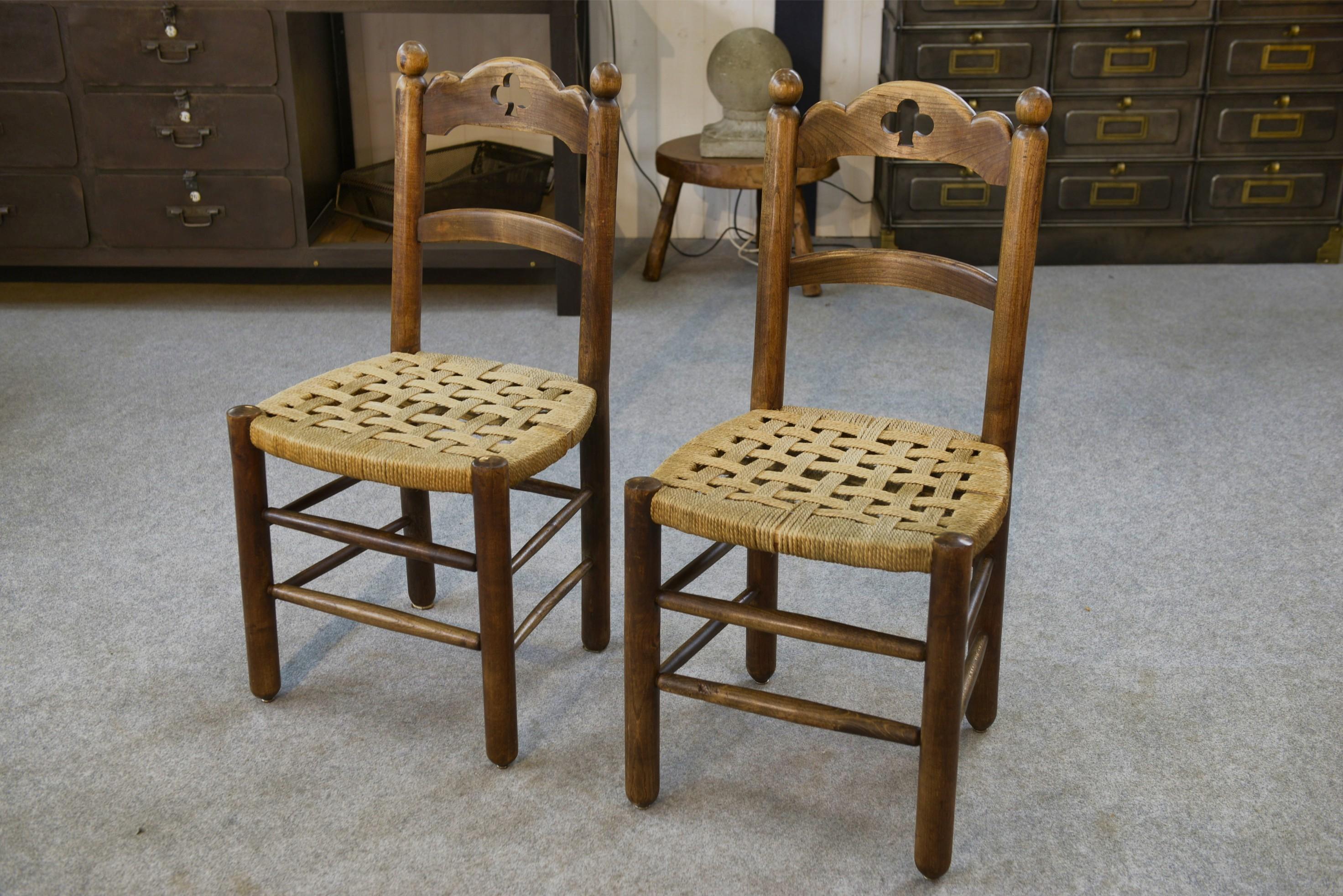 Par de chaises en hêtre et assises en cordage dans le goût de Charles Dudouyt Haya en venta
