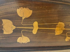 Paire de chaises en Noyer, velours, et décorations peintes. France, début xxe