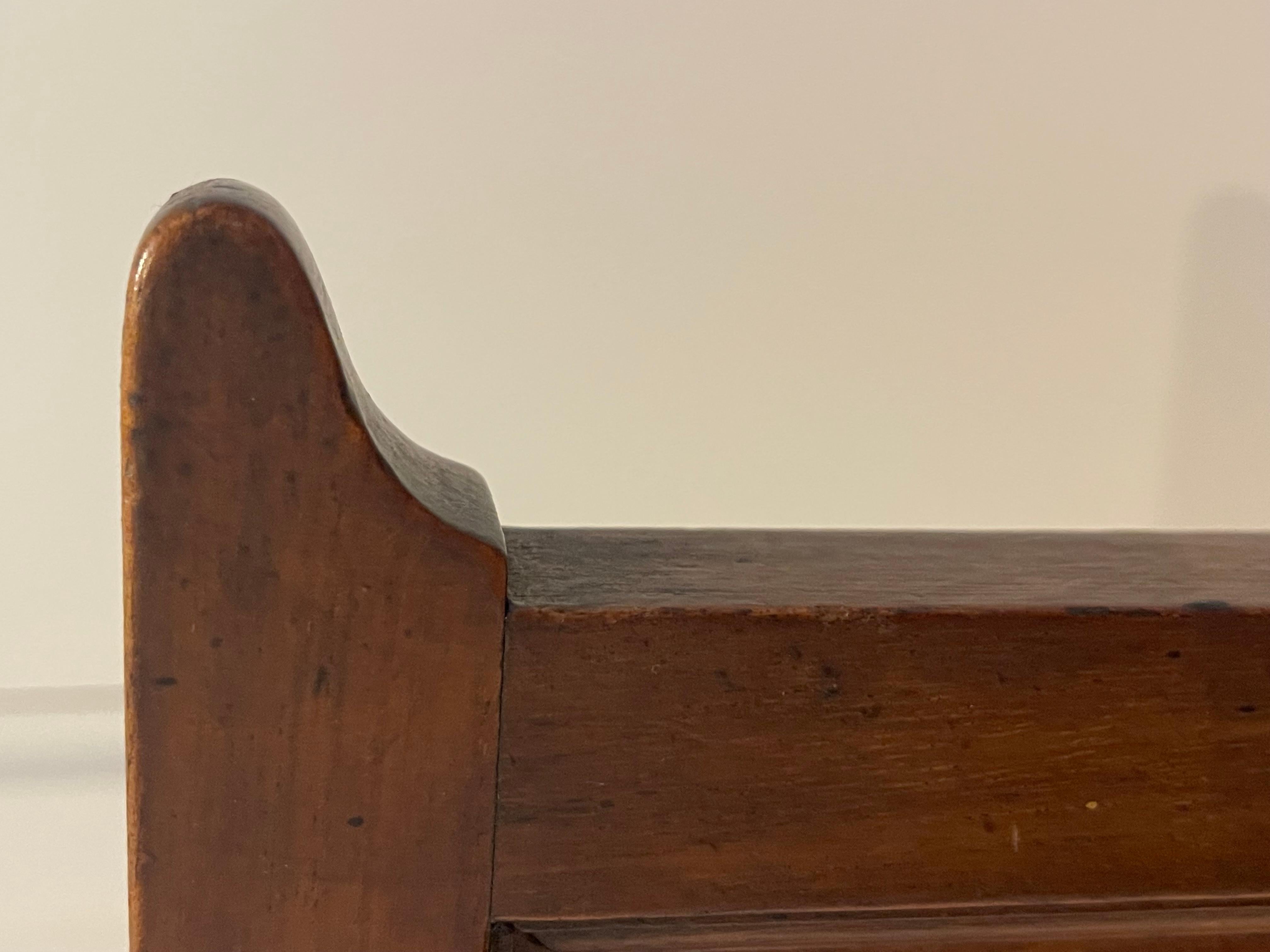 Paire de chaises en Noyer, velours, et décorations peintes. France, début xxe Bon état - En vente à Lille, Hauts-de-France