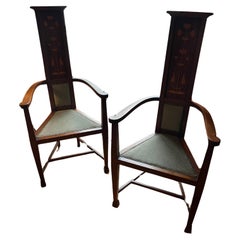 Paire de chaises en noyer, velours, et décorations peintes. France, début xxe