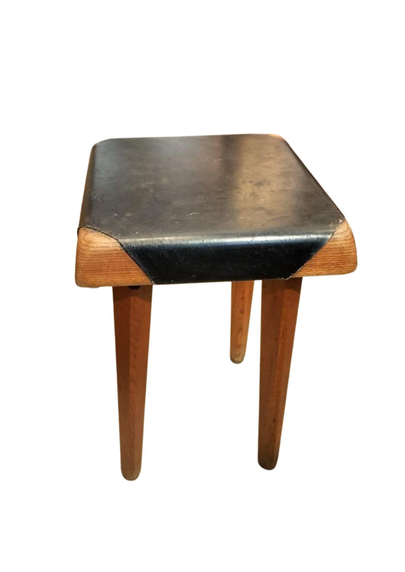Moderne Paire de chaises et tabouret en vente
