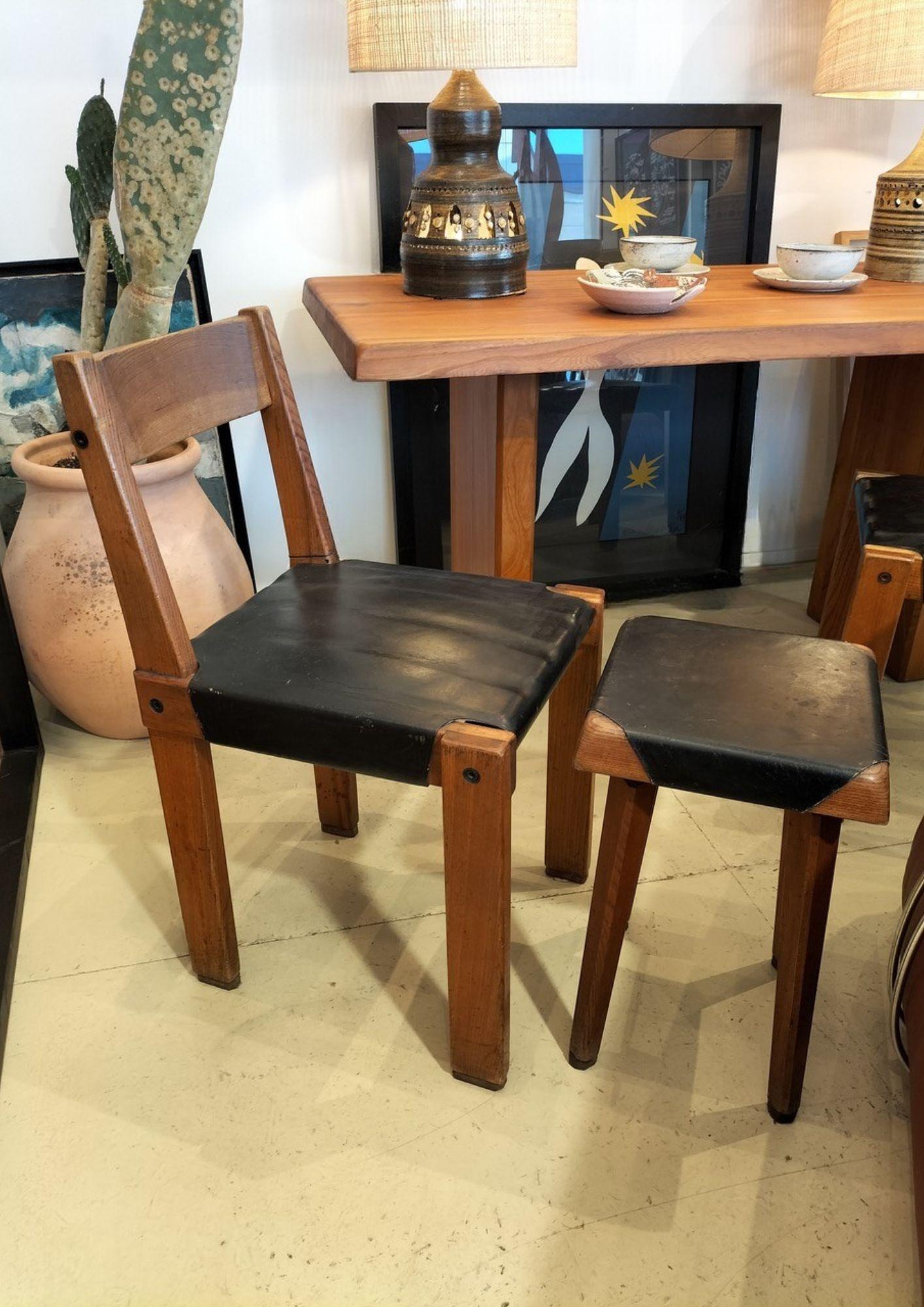 Français Paire de chaises et tabouret en vente