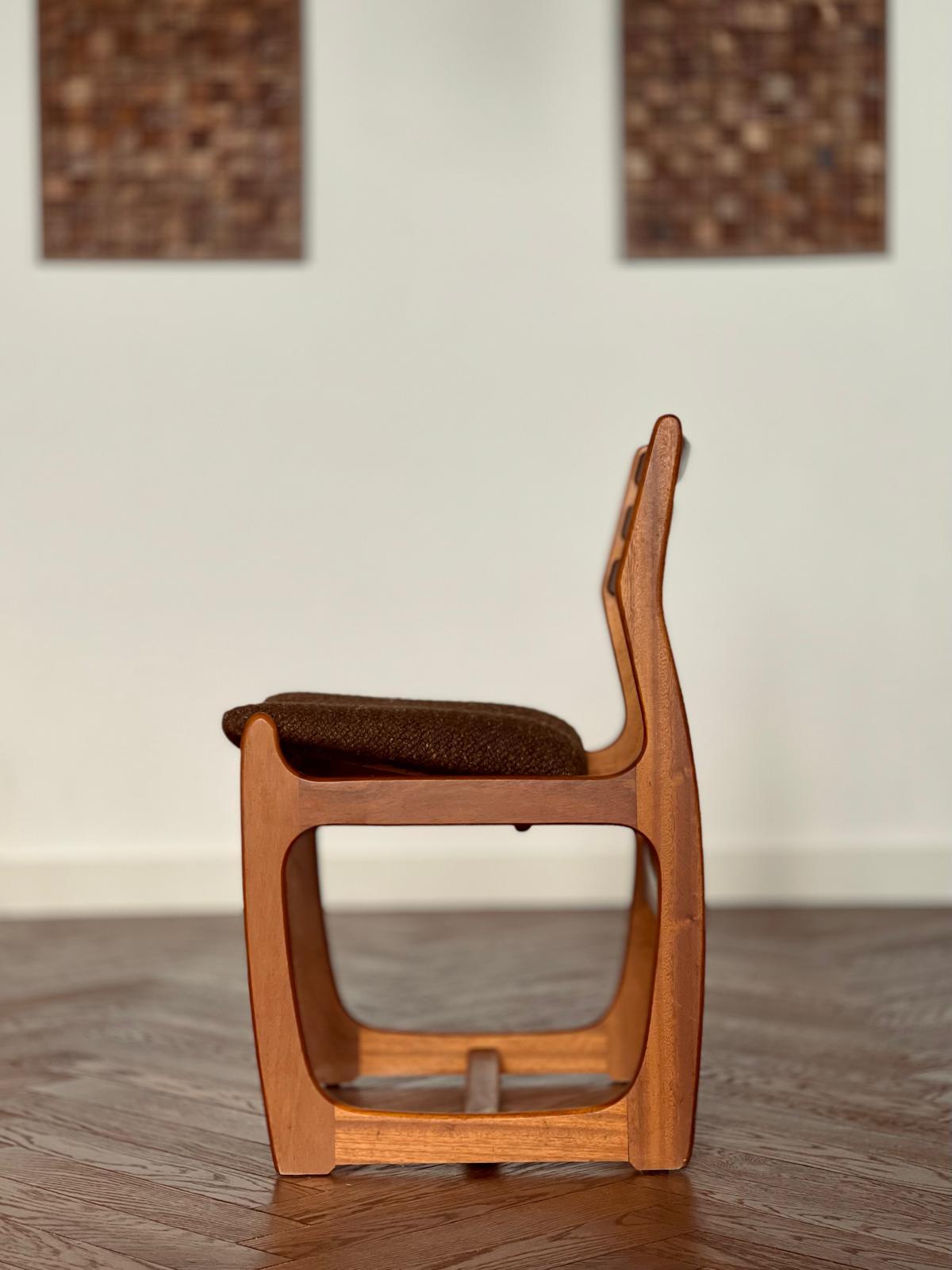 Paire de chaises Portwood Furniture vintage années 60/70.
Retapissées avec tissu bouclé Ligne Roset marron.
Struktur en teck.
En très bel état.
Abmessungen:
48 x 47 x 77cm Größe