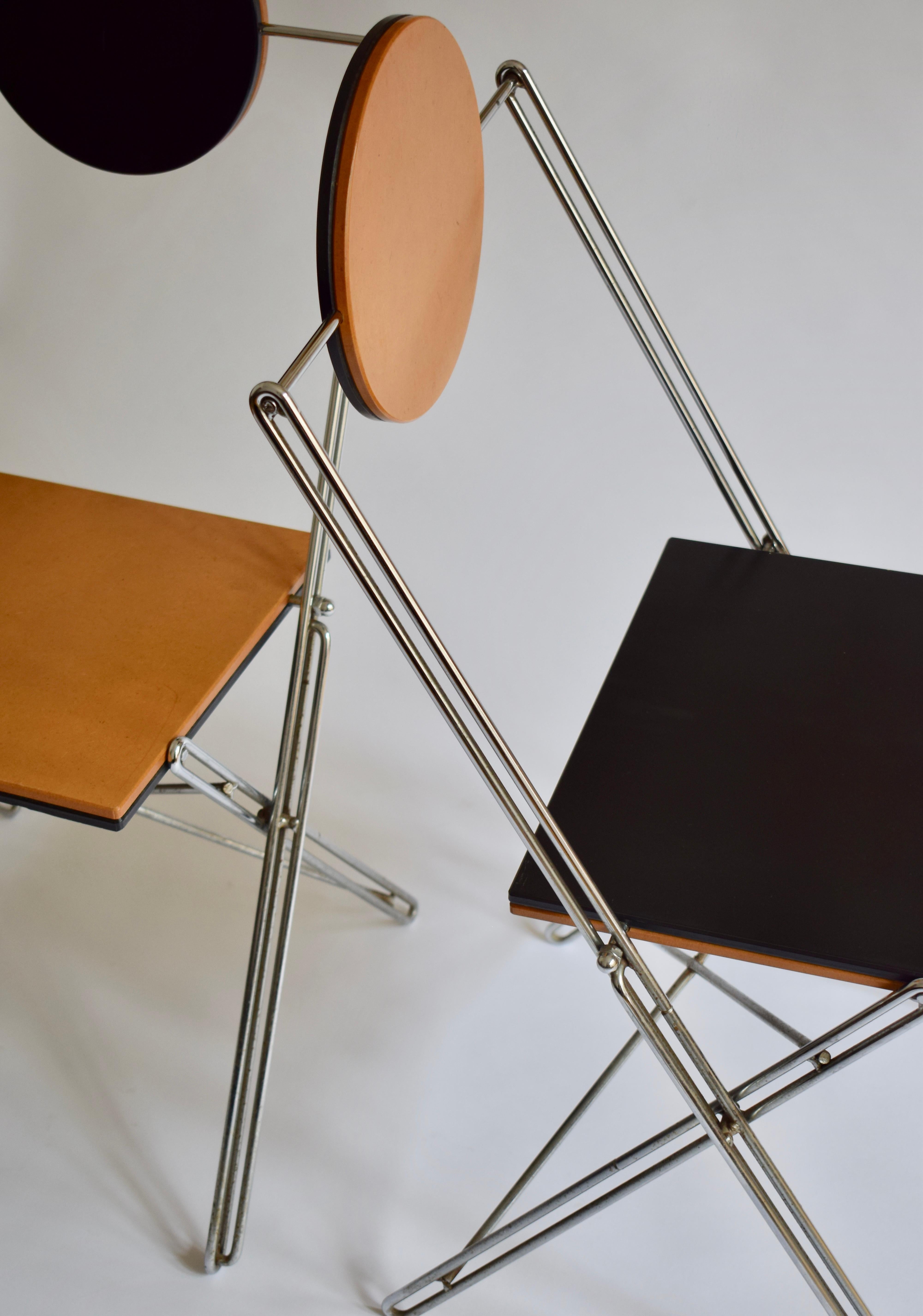 Rare paire de chaises pliable R.J.C. de René-Jean caillette pour VIA Diffusion. 
France - circa 1986
Assise et dossier en médium verni, structure en fil d'acier. Ces chaises sont pliantes et réversibles.
Bel état général.