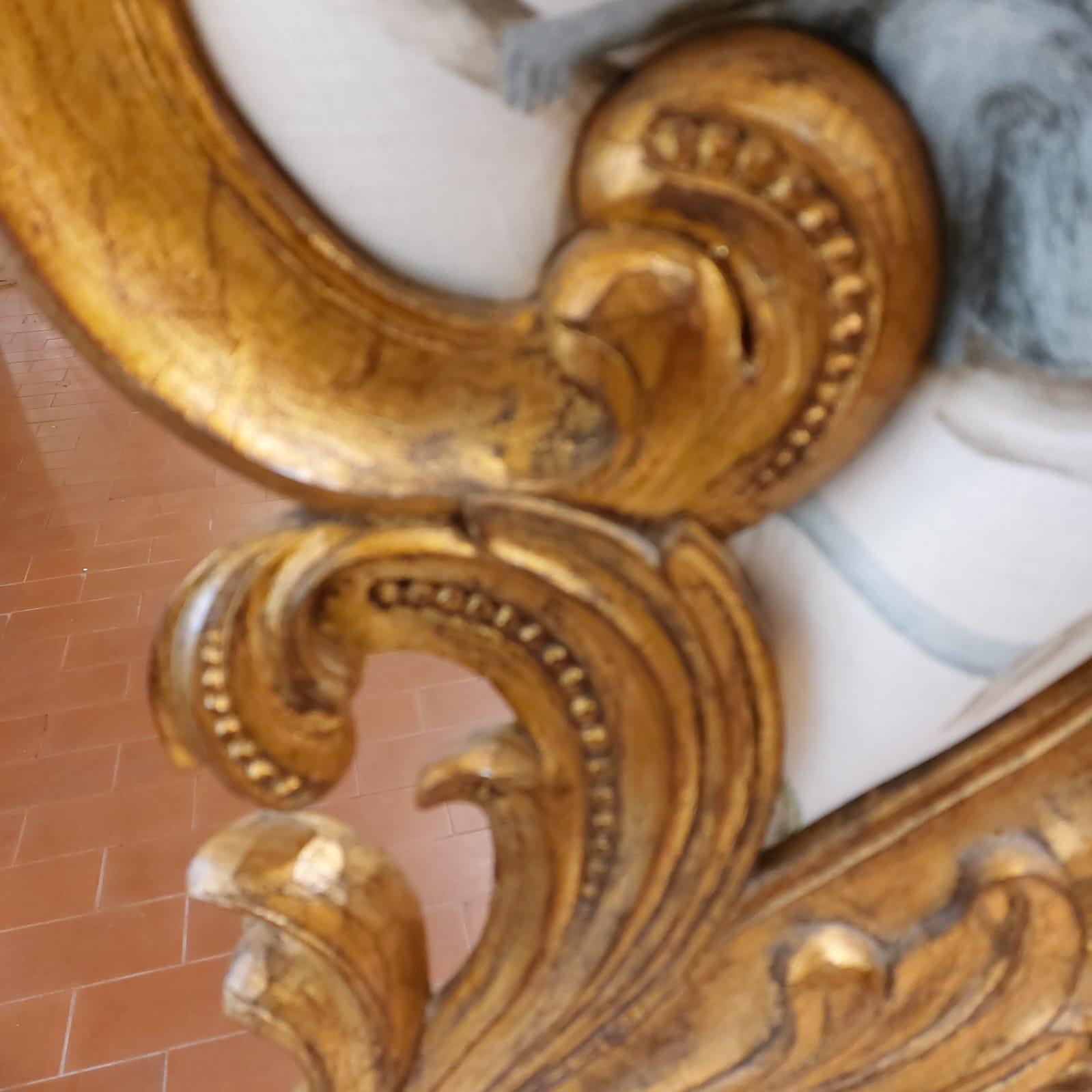 Paire de chaises Rococo en bois doré et tissus avec un singe sur le dessus et bananier ,perroquet et fleurs sur l’assise  .
Tres beau travail d’un décorateur avec une perfection symétrique exceptionnelle 
Chaises : hauteur 160cm, assises largeur