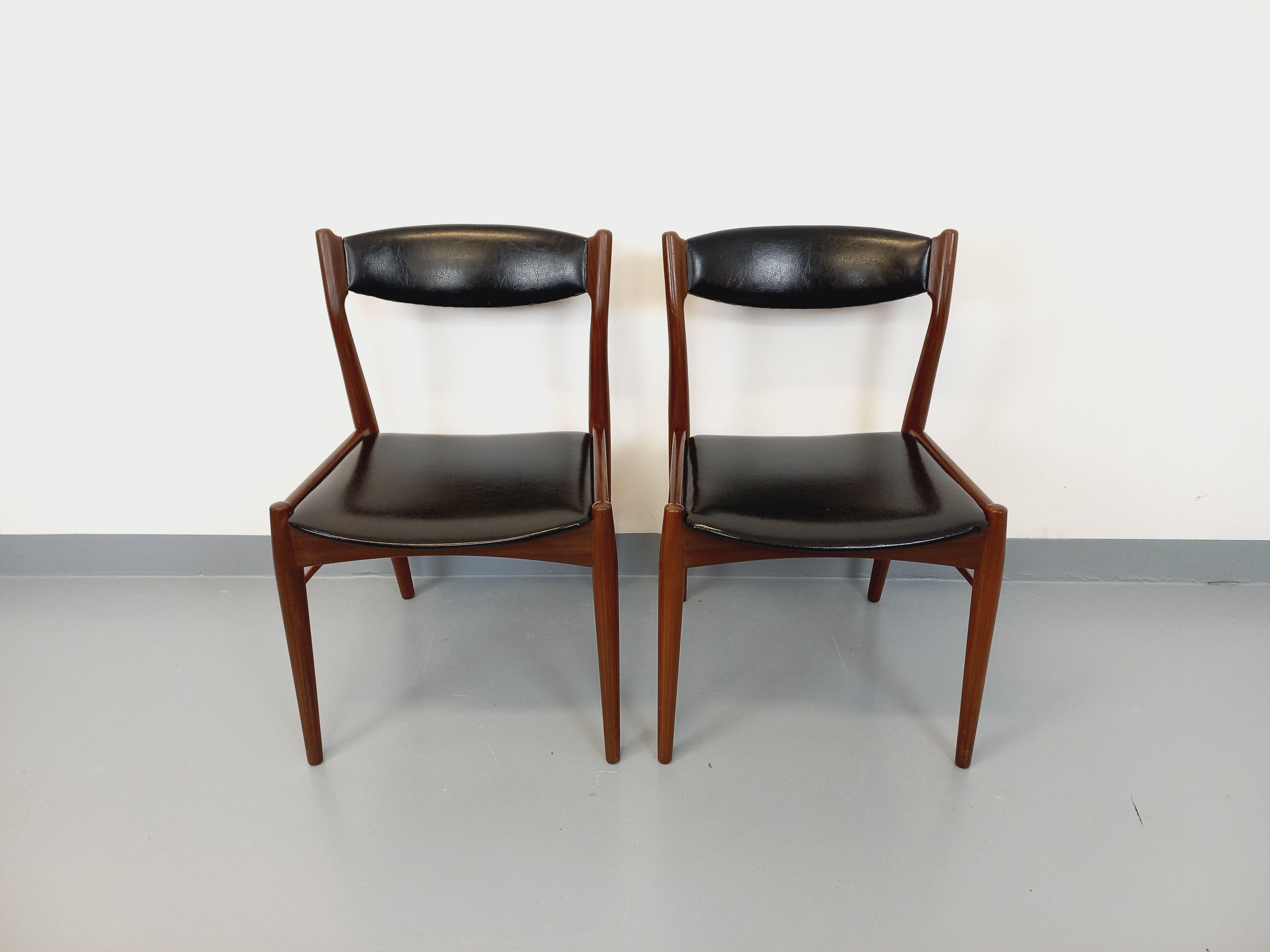 Suite de 2 chaises vintage des années 50 60, beau design scandinave, en bois de teck, dossiers et assises en skai noir, très bon état général avec quelques signes du temps qui passe, notamment quelques acrocs sur le skai (visibles sur les