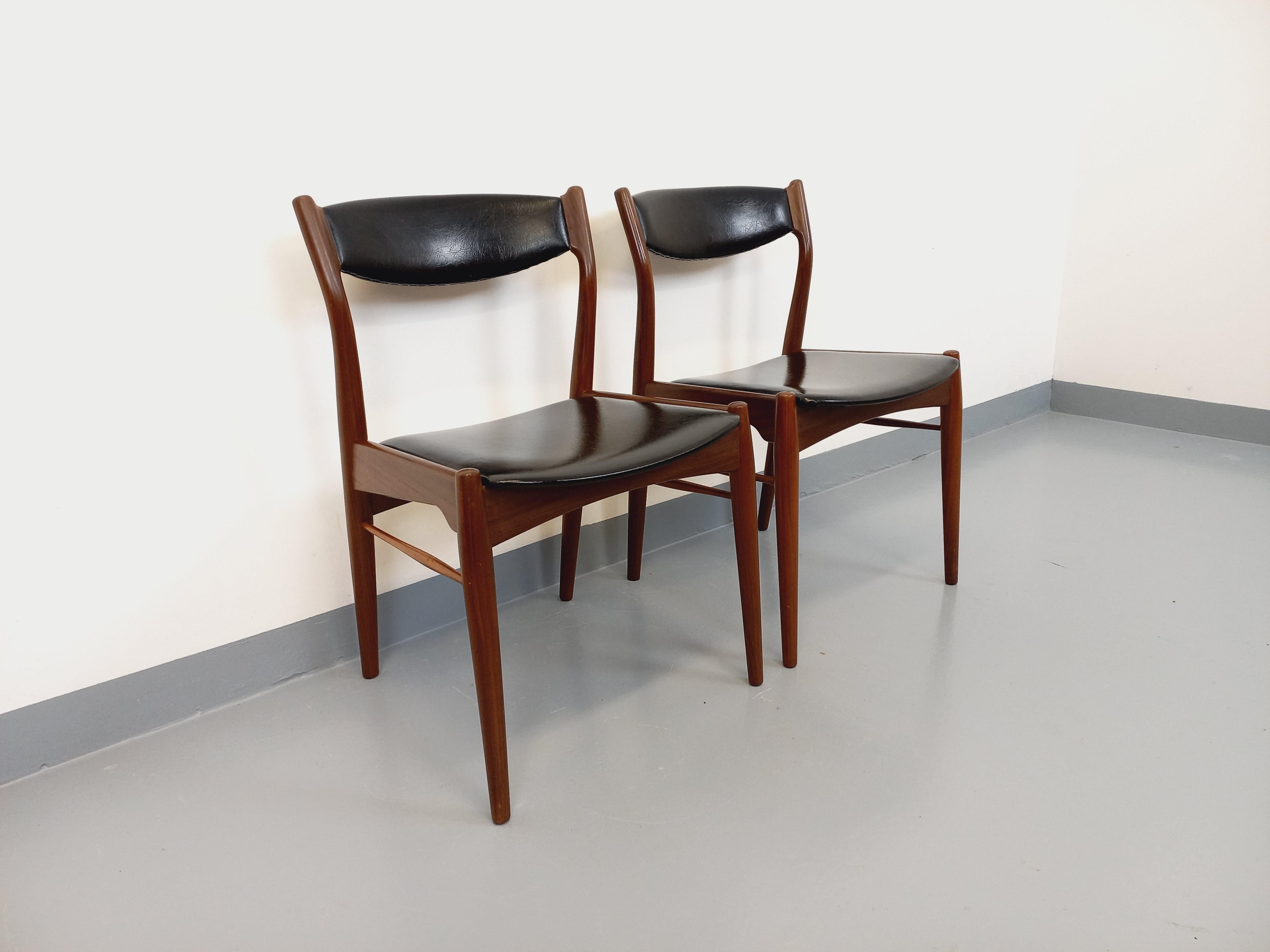 Paar skandinavische Liegestühle aus Teck und Skai aus den Jahren 50-60 (Skandinavische Moderne) im Angebot