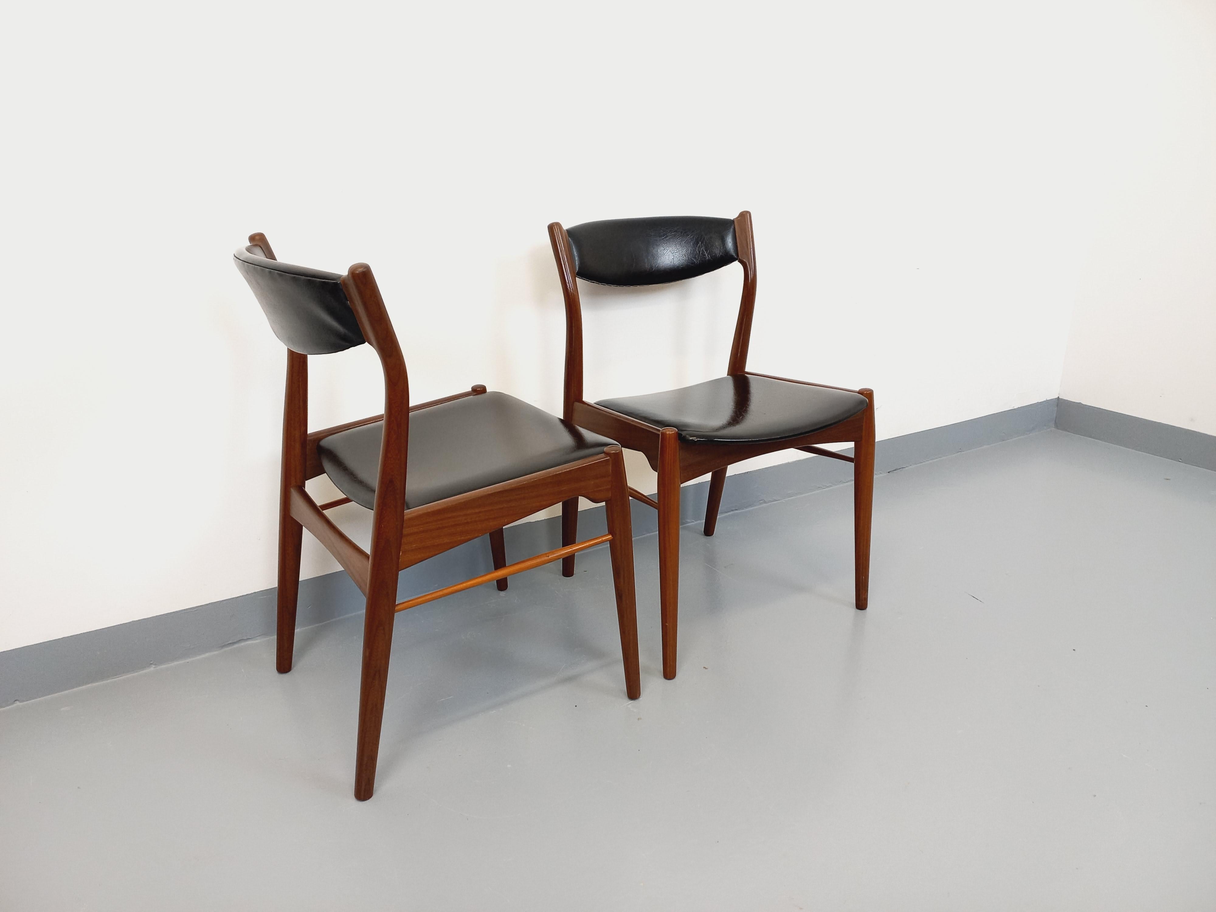 Paar skandinavische Liegestühle aus Teck und Skai aus den Jahren 50-60 (Skandinavisch) im Angebot