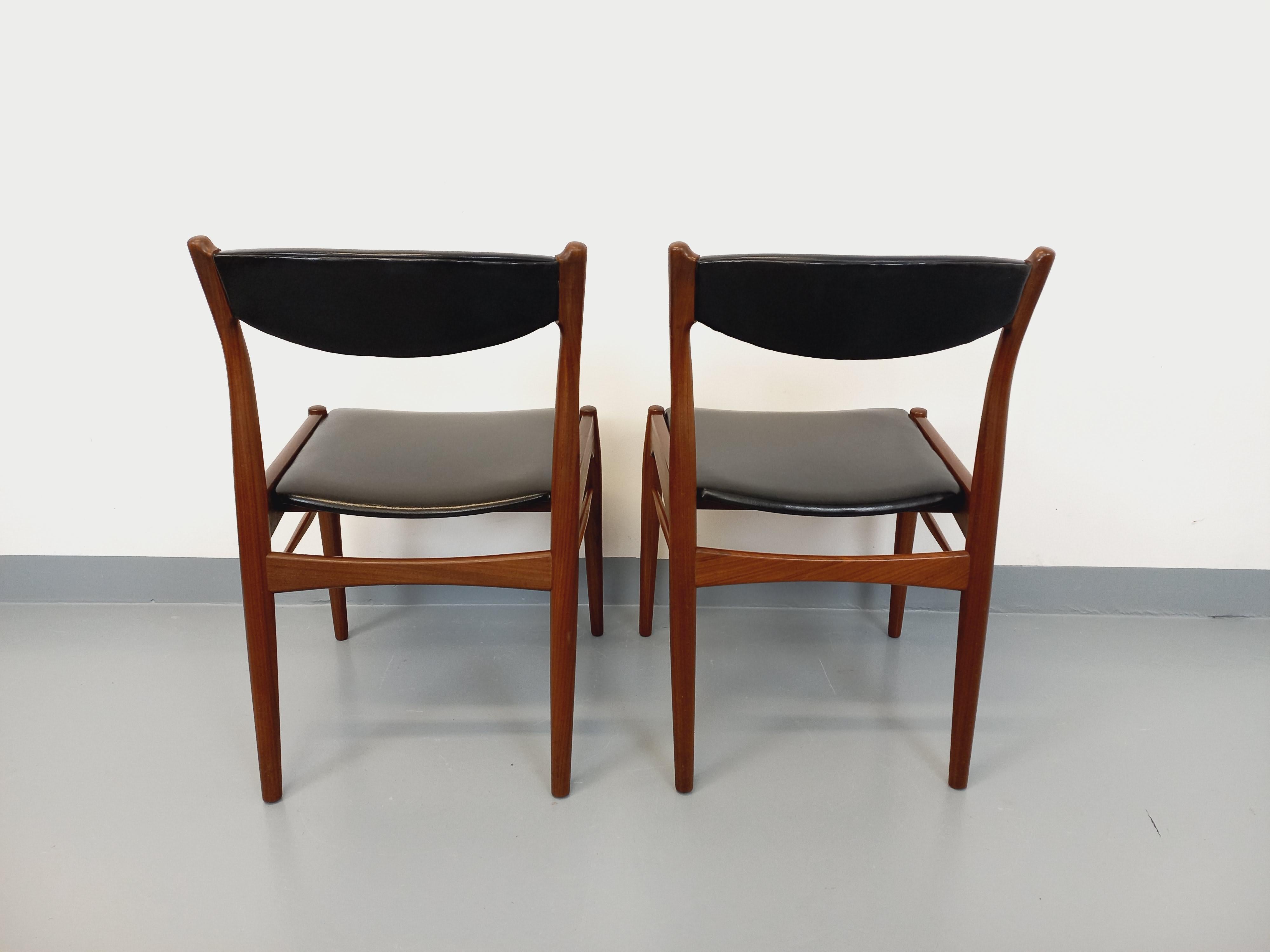 Paar skandinavische Liegestühle aus Teck und Skai aus den Jahren 50-60 (Mitte des 20. Jahrhunderts) im Angebot