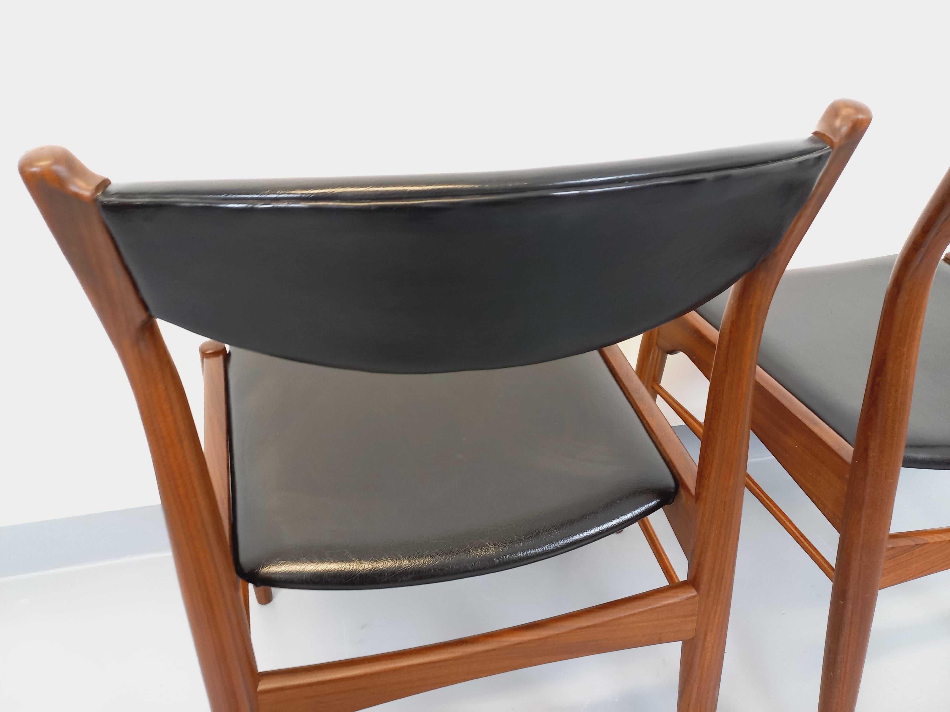 Paar skandinavische Liegestühle aus Teck und Skai aus den Jahren 50-60 (Teakholz) im Angebot